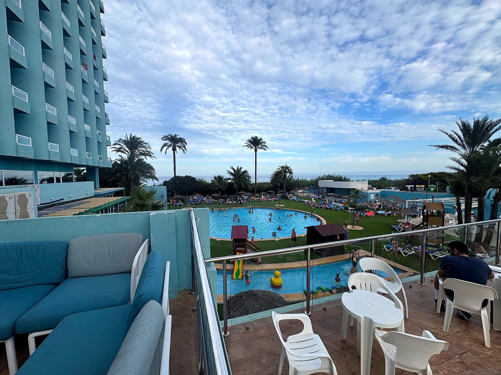 Terraza del Hotel Playas de Guardamar con sofás, sillas y vistas a las piscinas