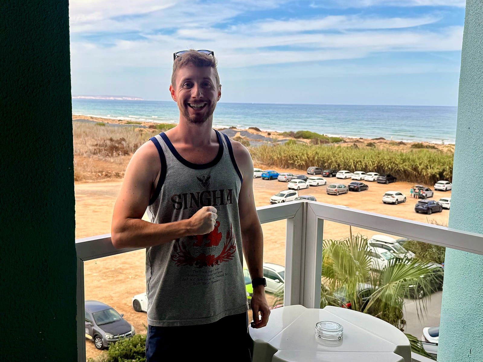 Javier Sobrino en la terraza de su habitación del Hotel Playas de Guardamar, con las dunas y el mar detrás