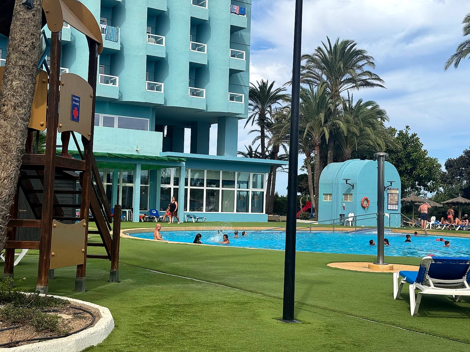 La torre de juegos infantil junto a la piscina grande del Hotel Playas de Guardamar