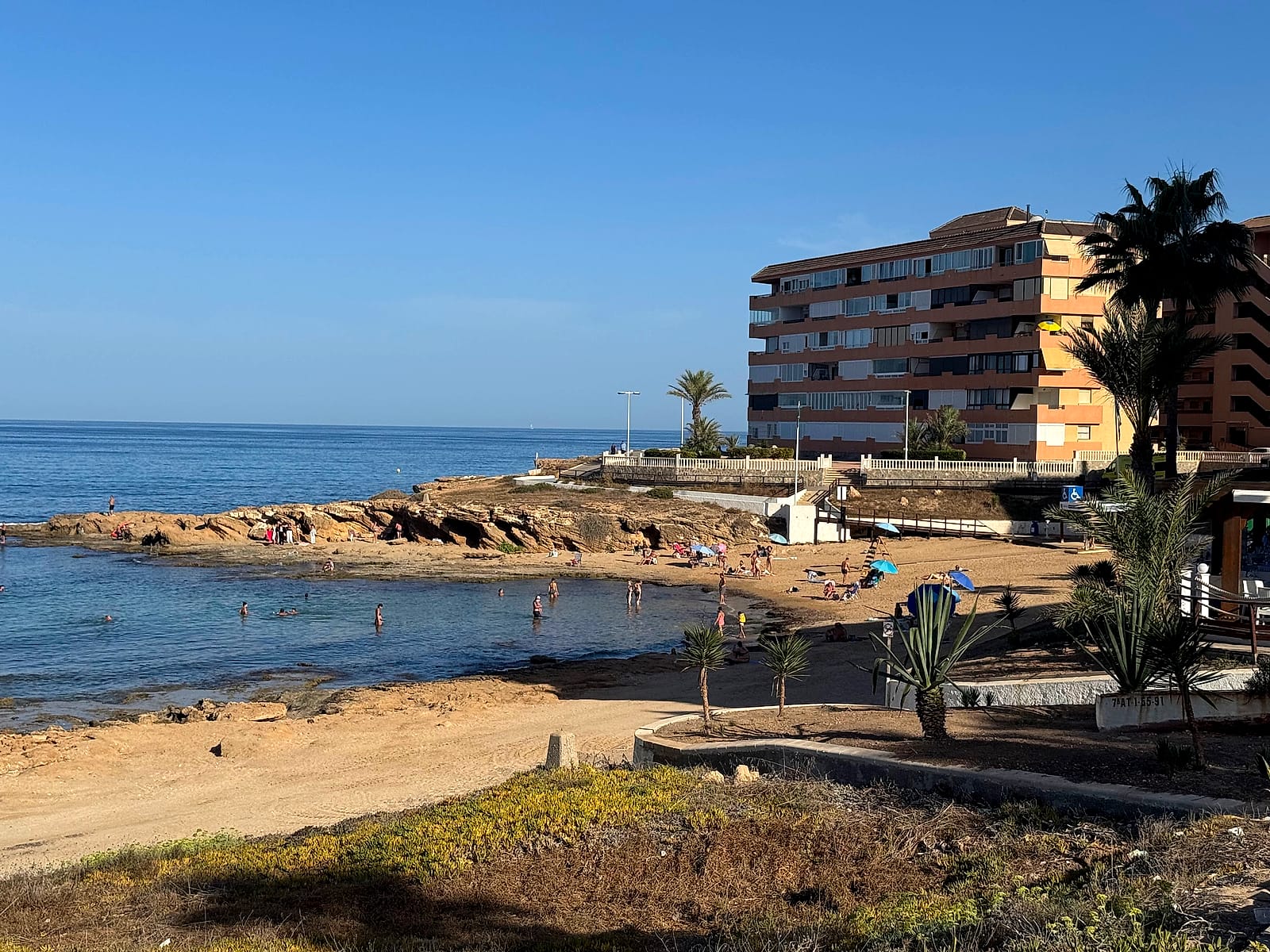 Una cala de roca y arena en la zona de Cabo Cervera, en Torrevieja, cerca del hotel
