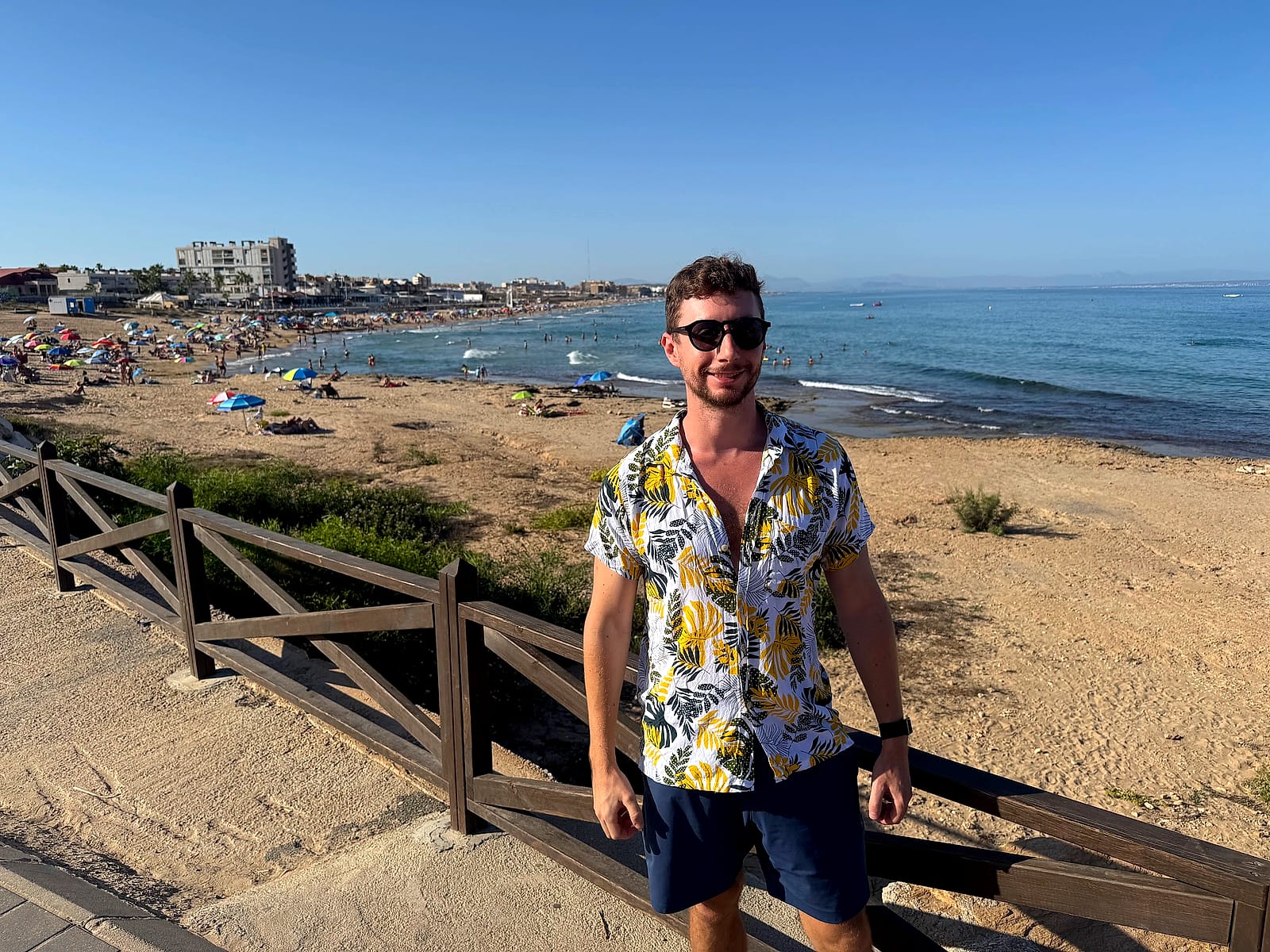 Javier Sobrino junto a la valla de madera del paseo que baja a la playa de Cabo Cervera, en Torrevieja