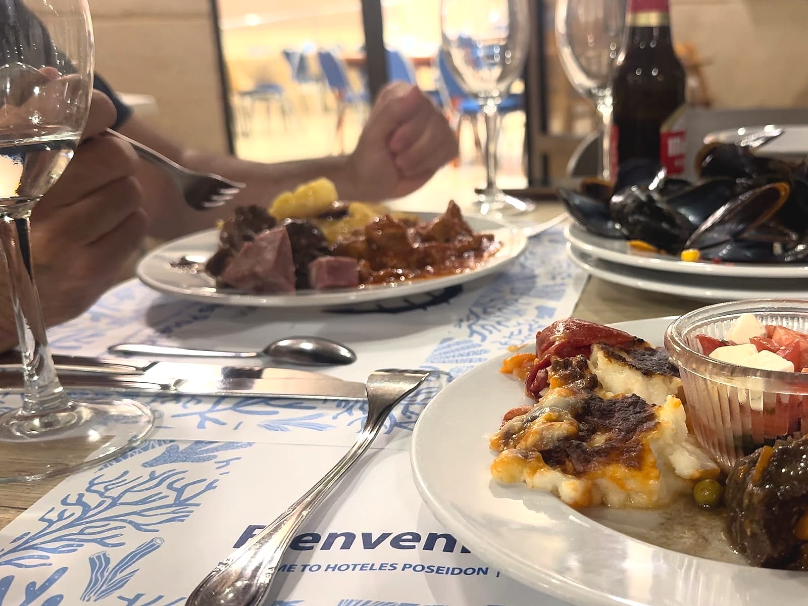 La cena del buffet del Hotel Playas de Torrevieja, con mejillones al vapor y carne en salsa