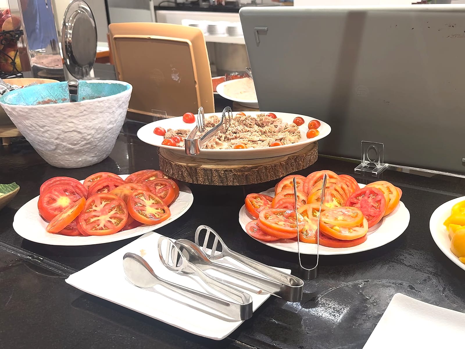 El buffet del desayuno del Hotel Playas de Torrevieja, con tomate, ensalada y melocotón