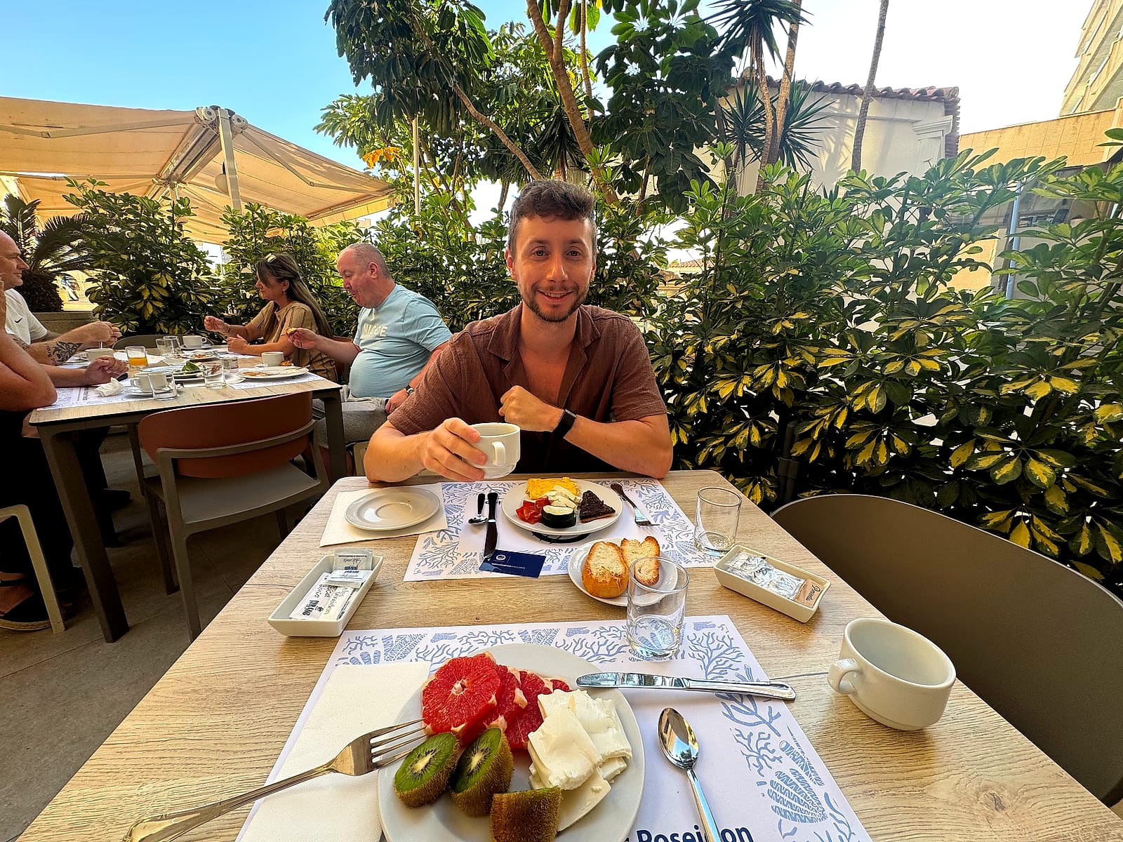 Javier Sobrino desayunando en la terraza del Hotel Playas de Torrevieja
