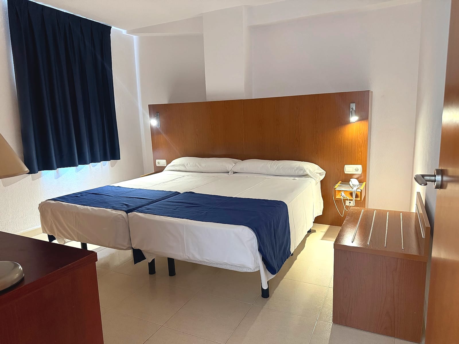 El dormitorio de la habitación familiar del Hotel Playas de Torrevieja con las dos camas juntas