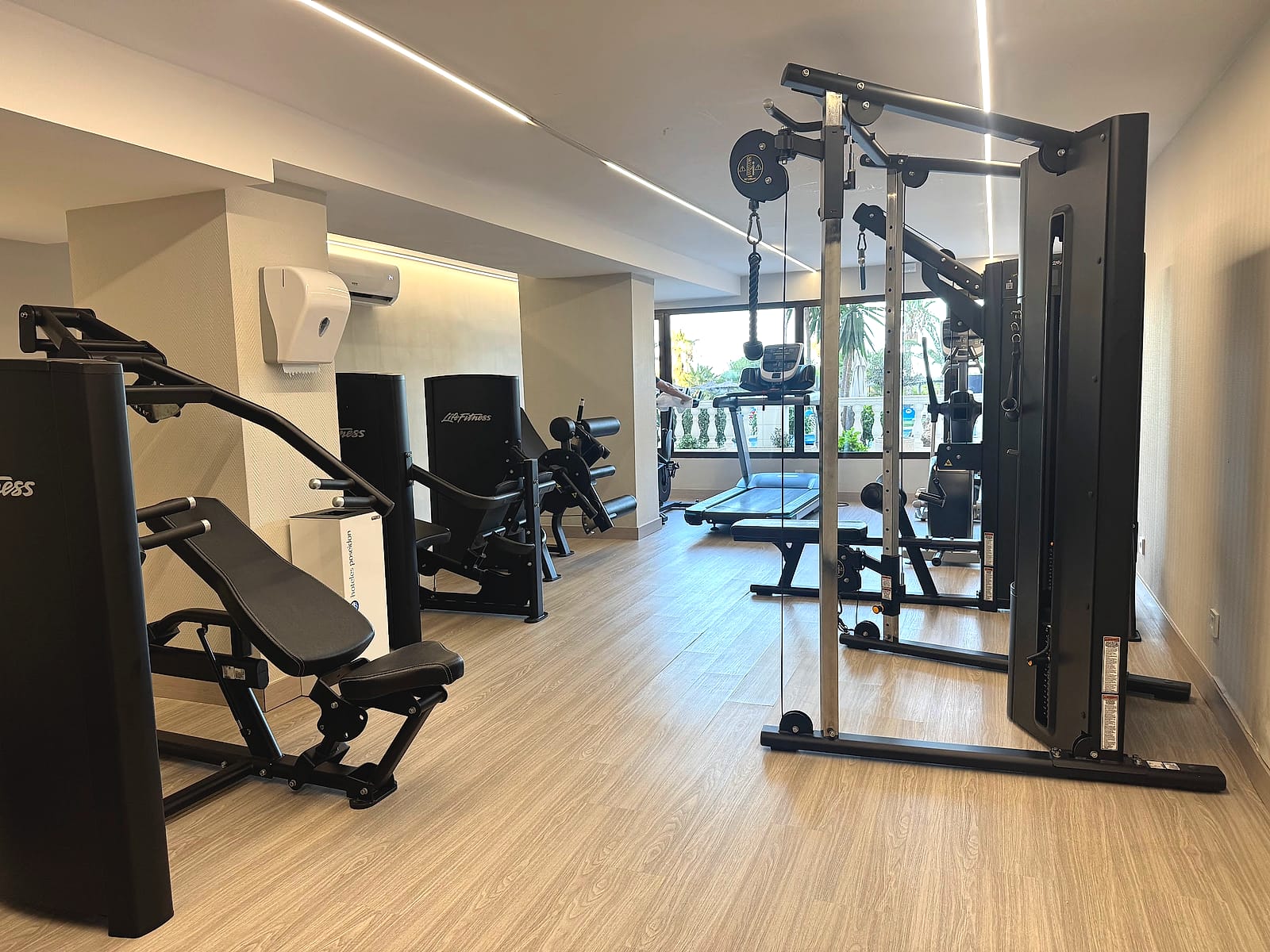 El gimnasio del Hotel Playas de Torrevieja, con máquinas nuevas y cristalera