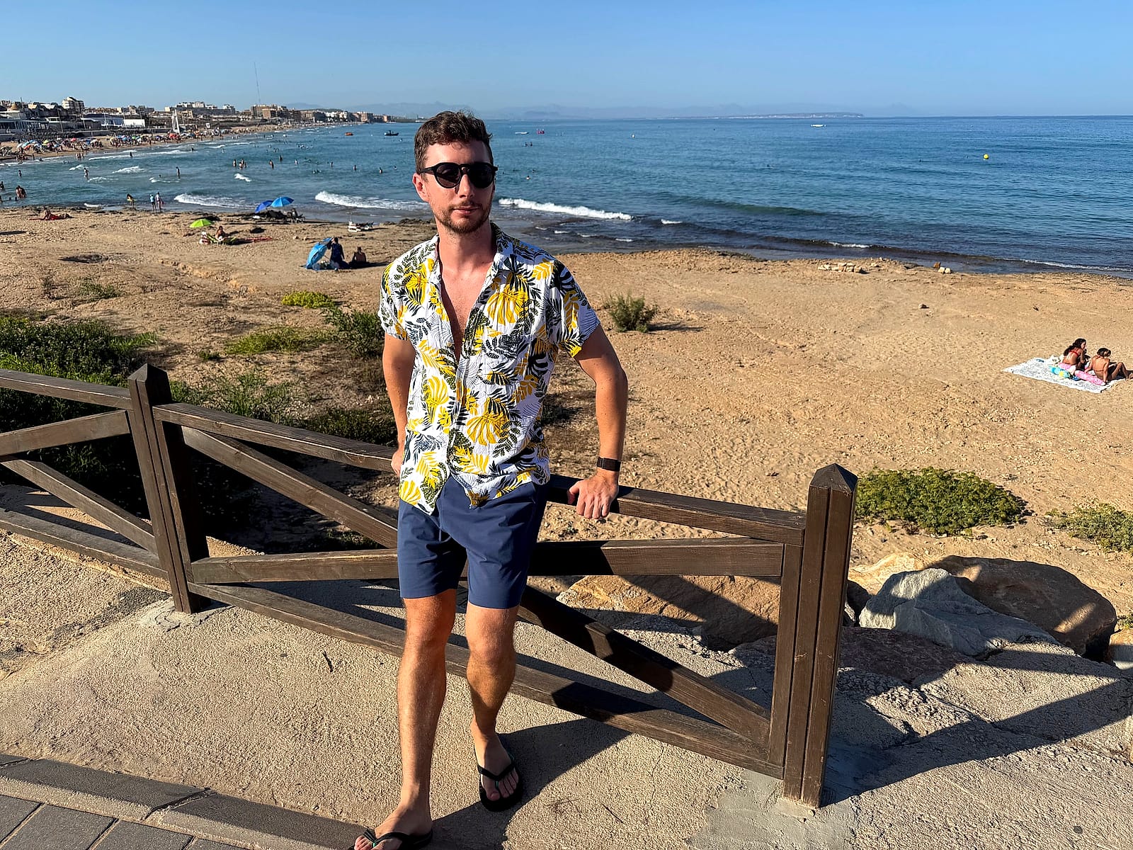 Javier Sobrino en la playa de Cabo Cervera, en Torrevieja