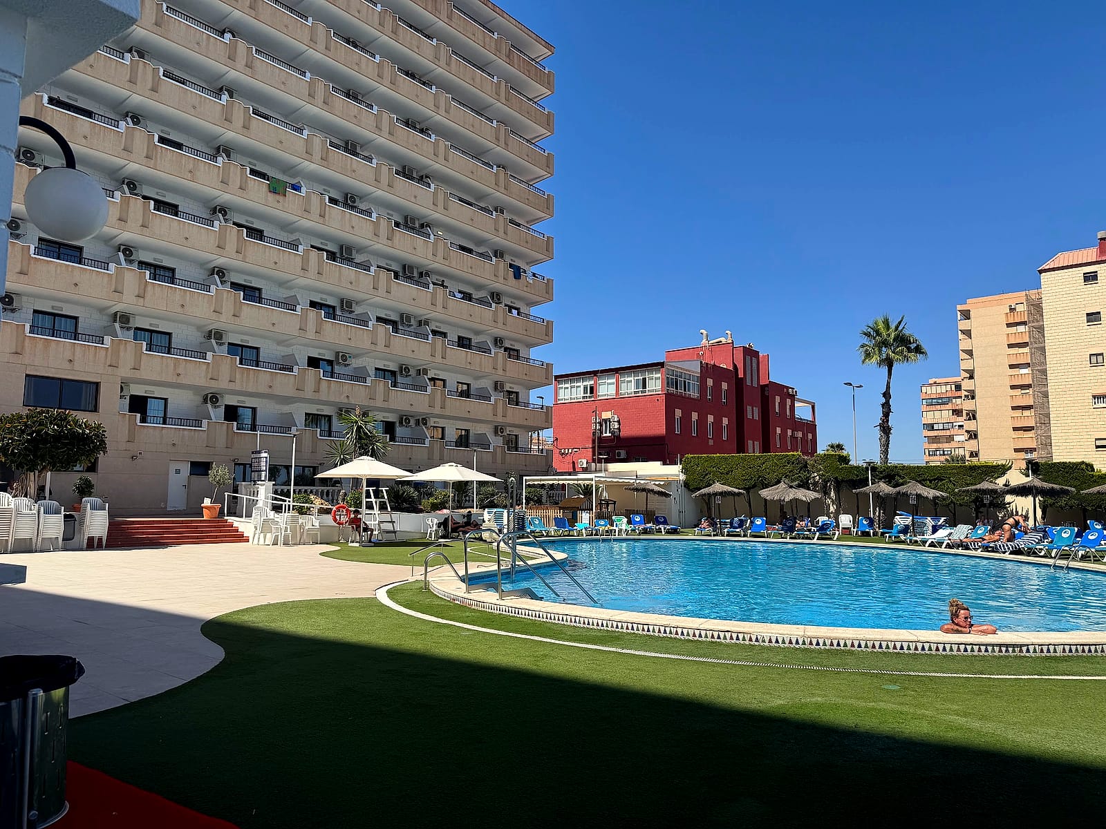 La piscina del Hotel Playas de Torrevieja con el edificio del hotel detrás