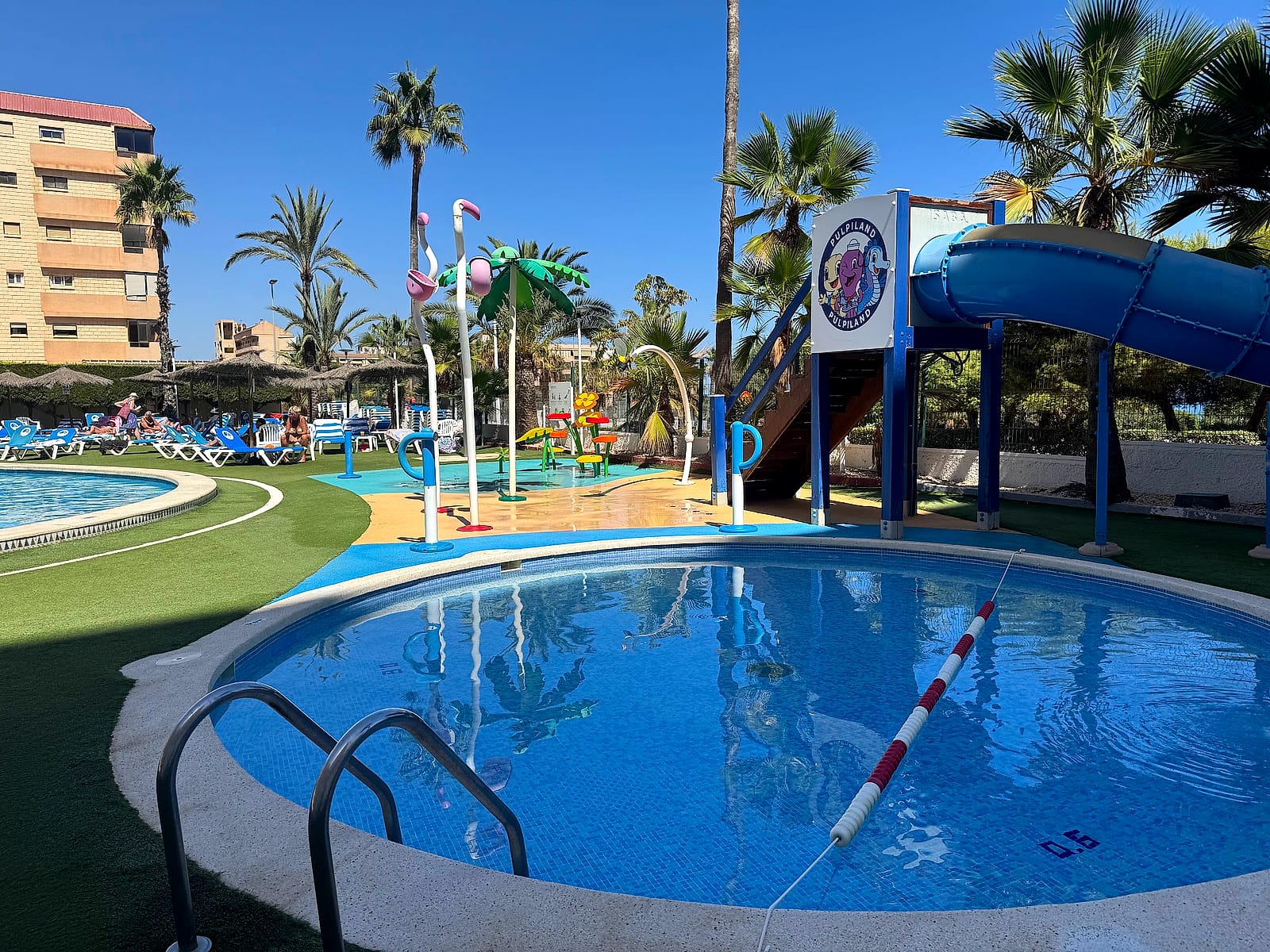 La piscina infantil del Hotel Playas de Torrevieja, con el tobogán y la zona de chorros detrás