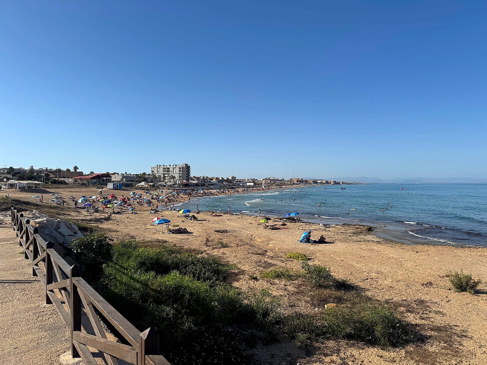 La playa de Cabo Cervera, en Torrevieja, ancha y de arena, a unos 14 minutos andando del hotel