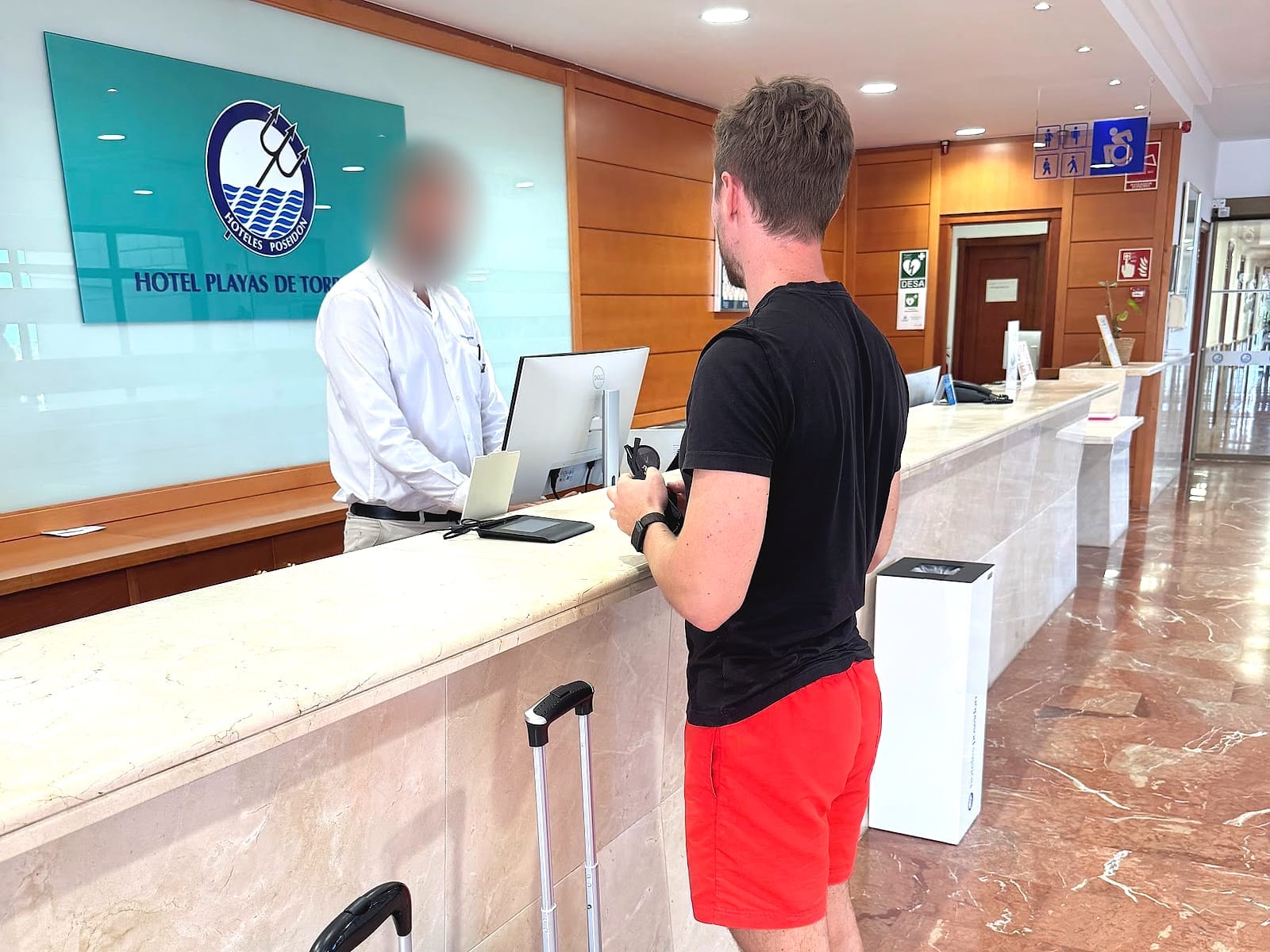 Javier Sobrino haciendo el check-in en la recepción del Hotel Playas de Torrevieja