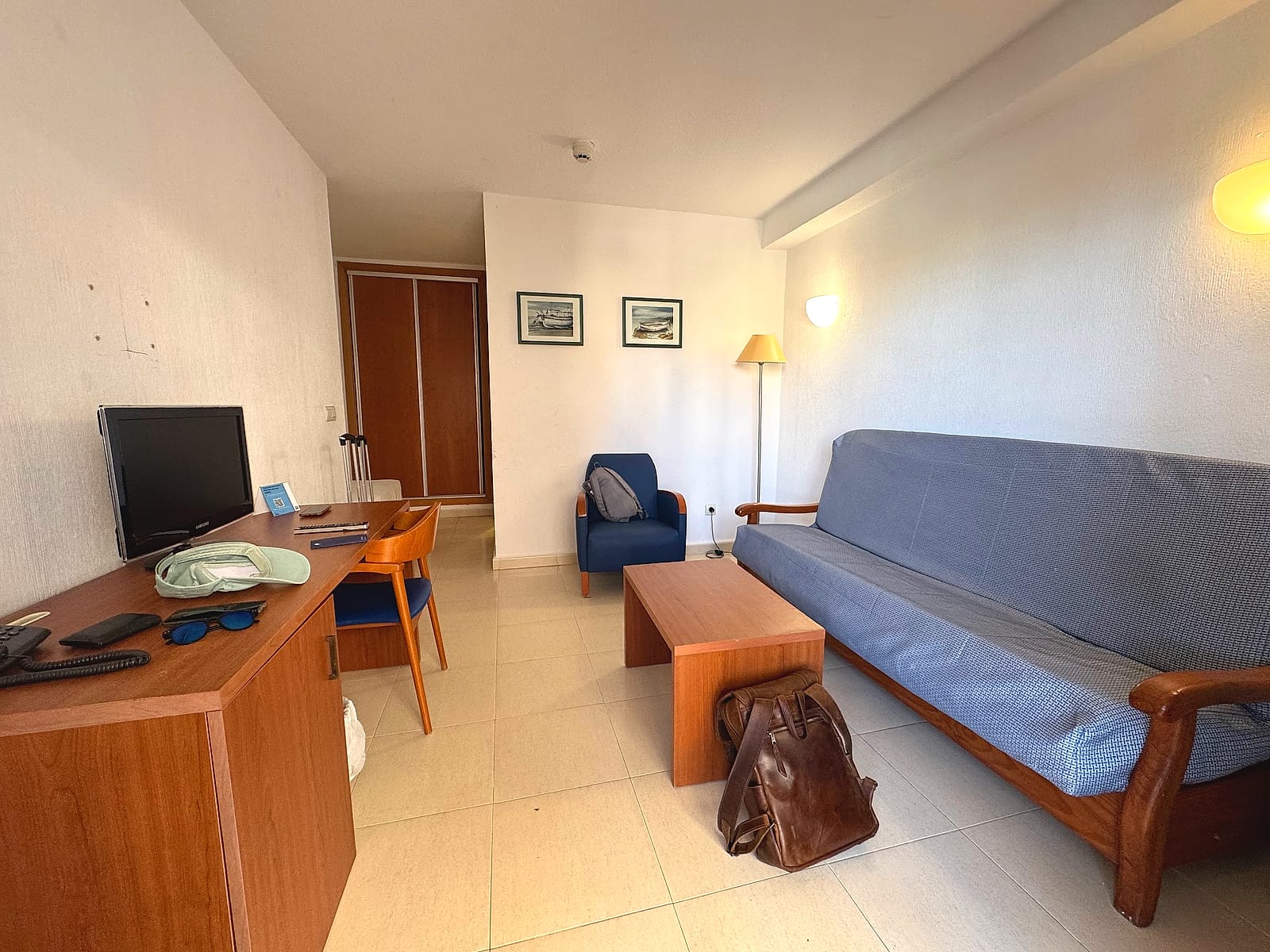 El saloncito de la habitación familiar del Hotel Playas de Torrevieja, con sofá, escritorio y televisión