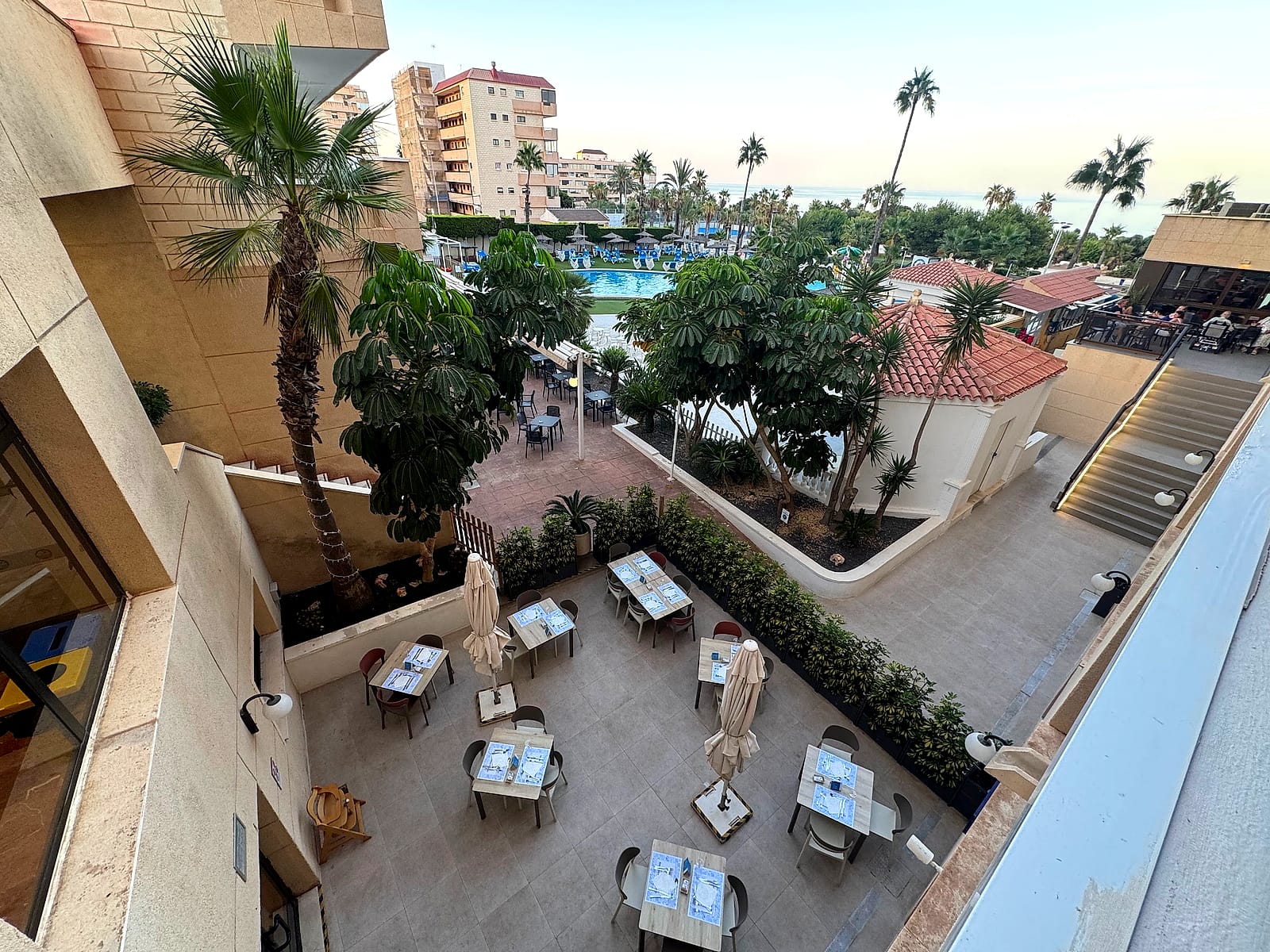 La terraza del restaurante del Hotel Playas de Torrevieja vista desde arriba, con las mesas puestas