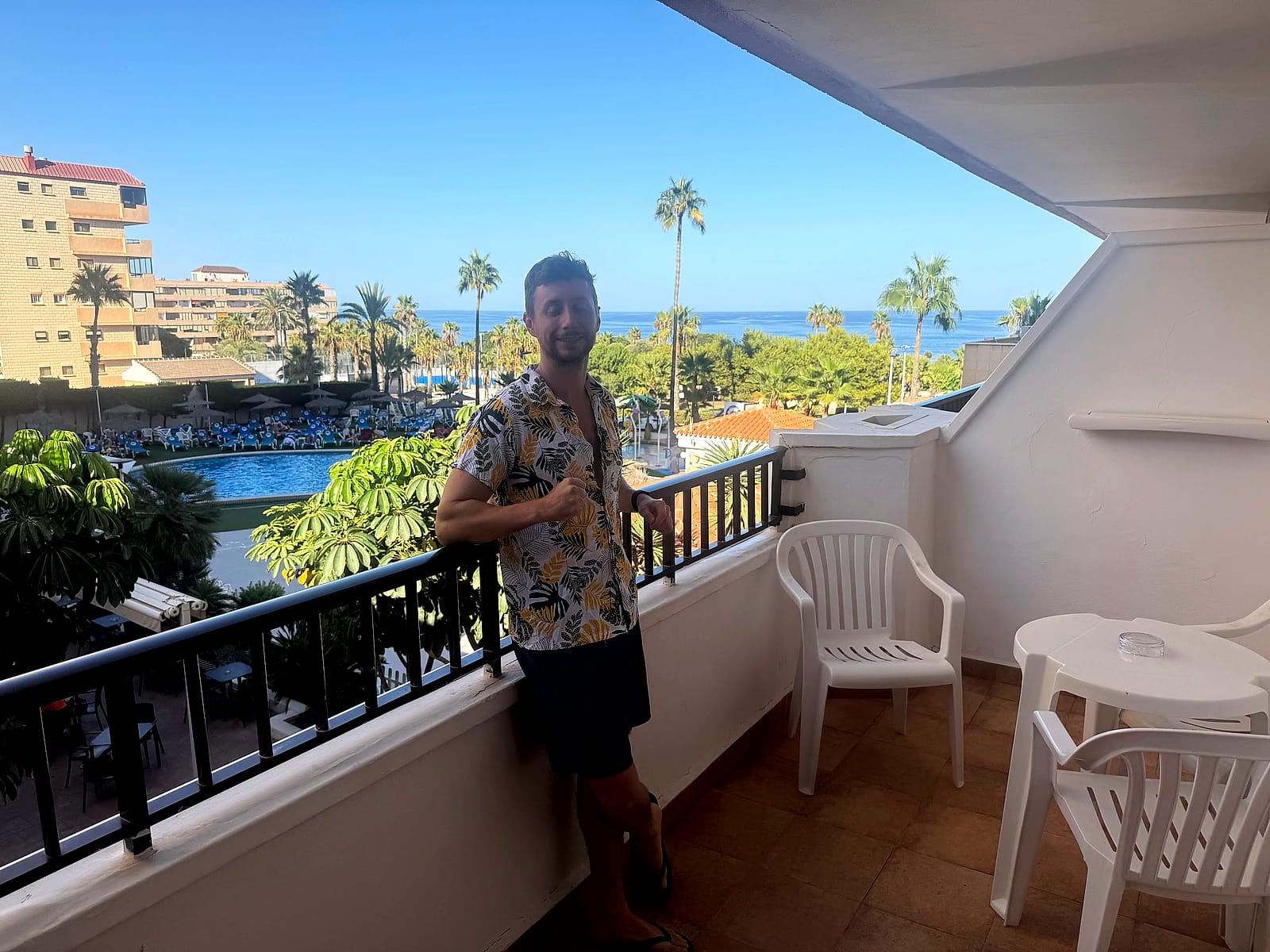 Javier Sobrino en la terraza de la habitación familiar del Hotel Playas de Torrevieja, con la piscina y el mar detrás