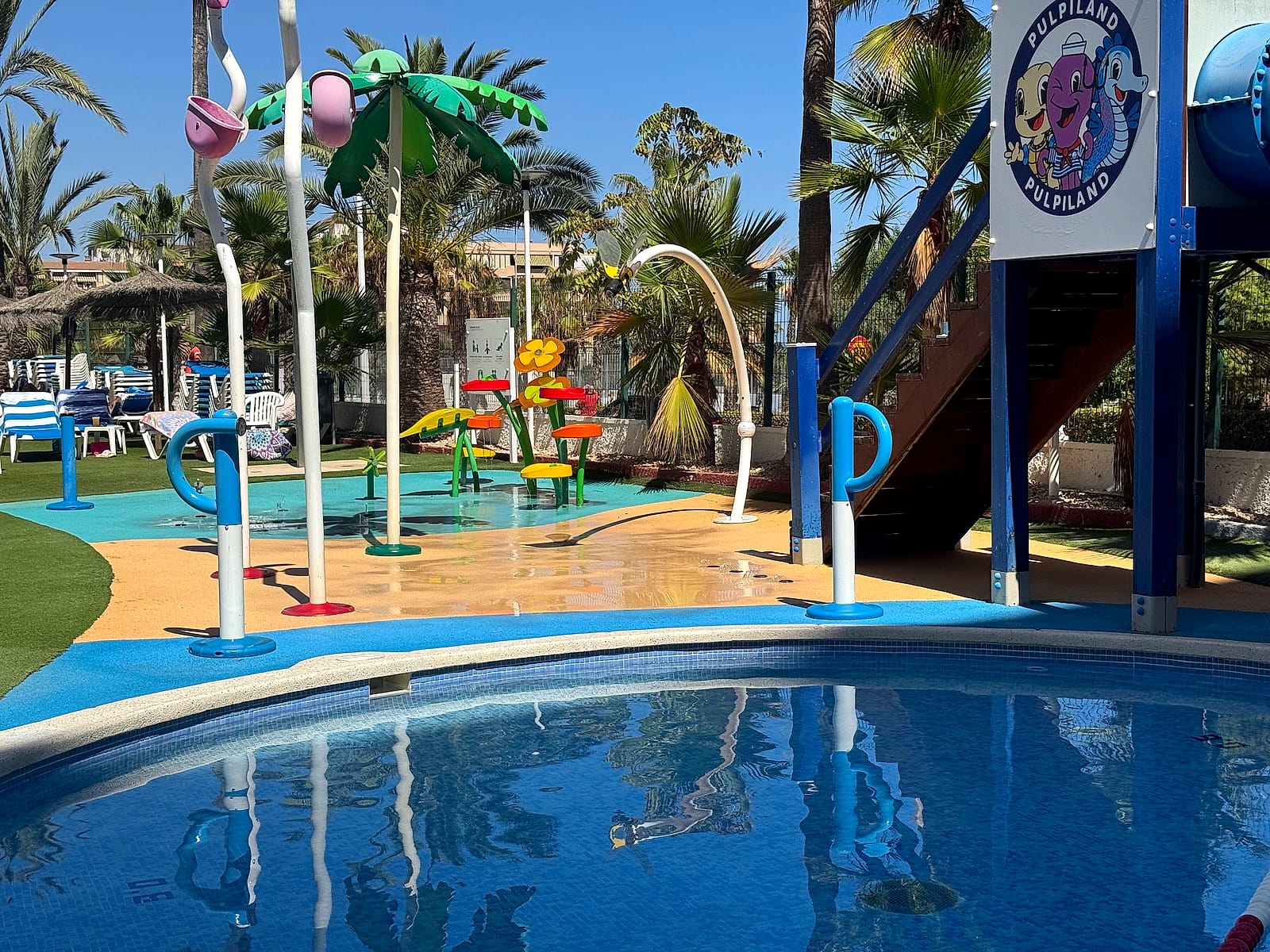 La zona de chapoteo con chorros de agua del Hotel Playas de Torrevieja, para los niños más pequeños