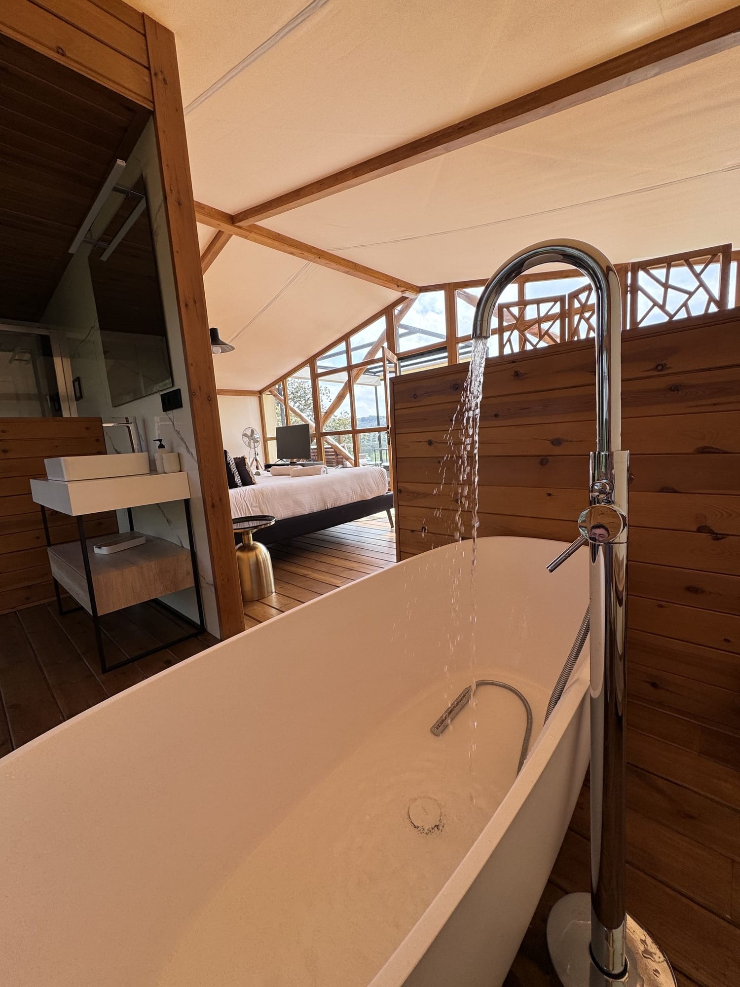 Bañera exenta llenándose dentro de la cabaña de La Dehesa Experiences