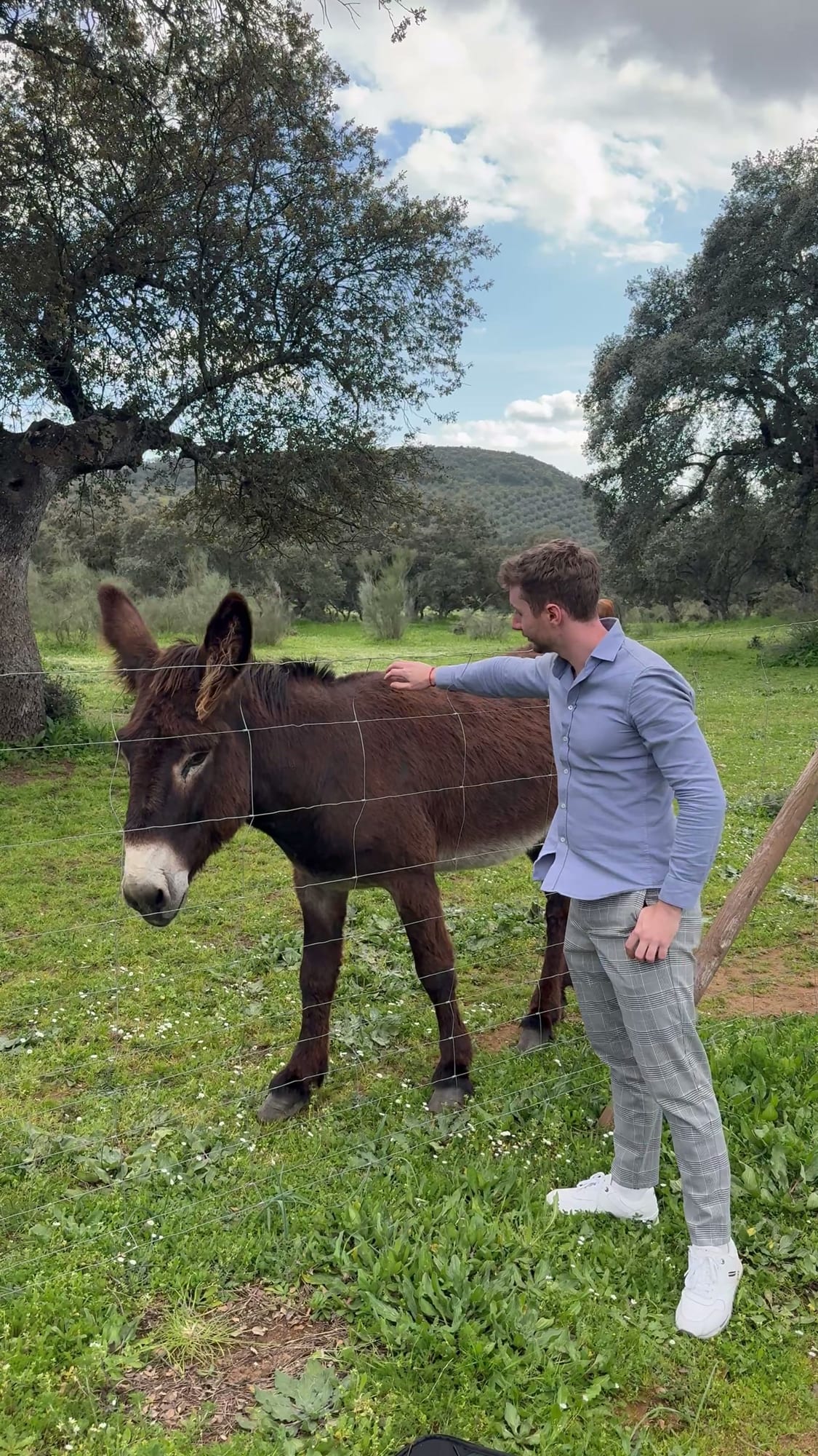 Javier Sobrino acariciando un burro en la finca de La Dehesa Experiences