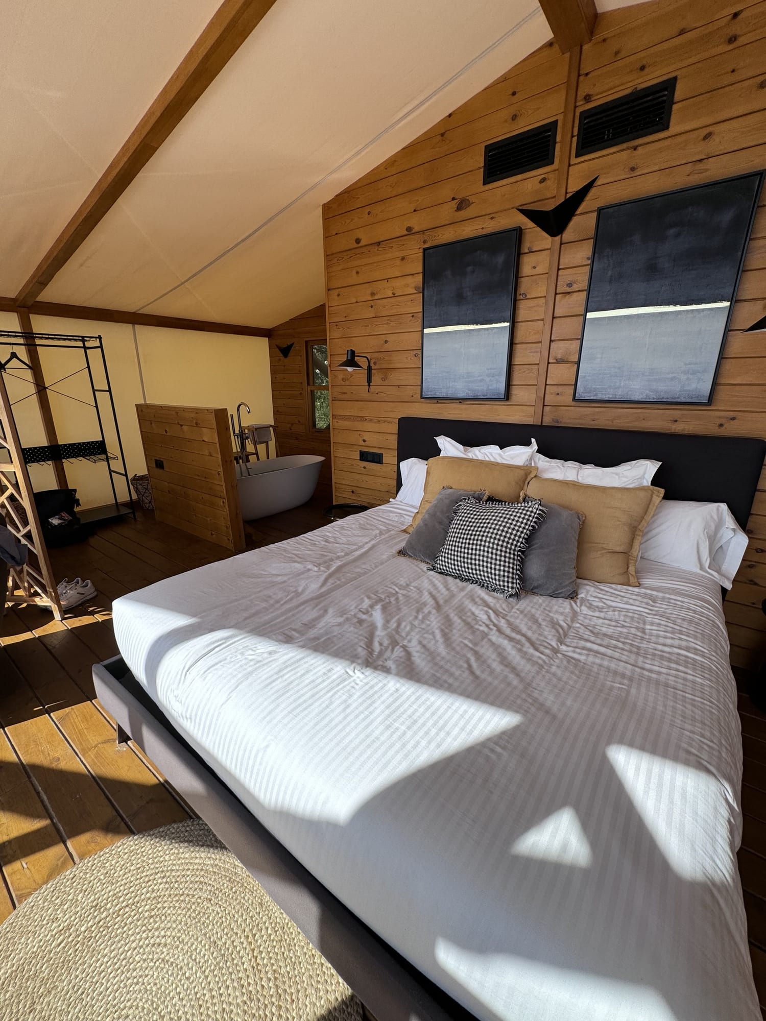 Cama de matrimonio de la cabaña de La Dehesa Experiences