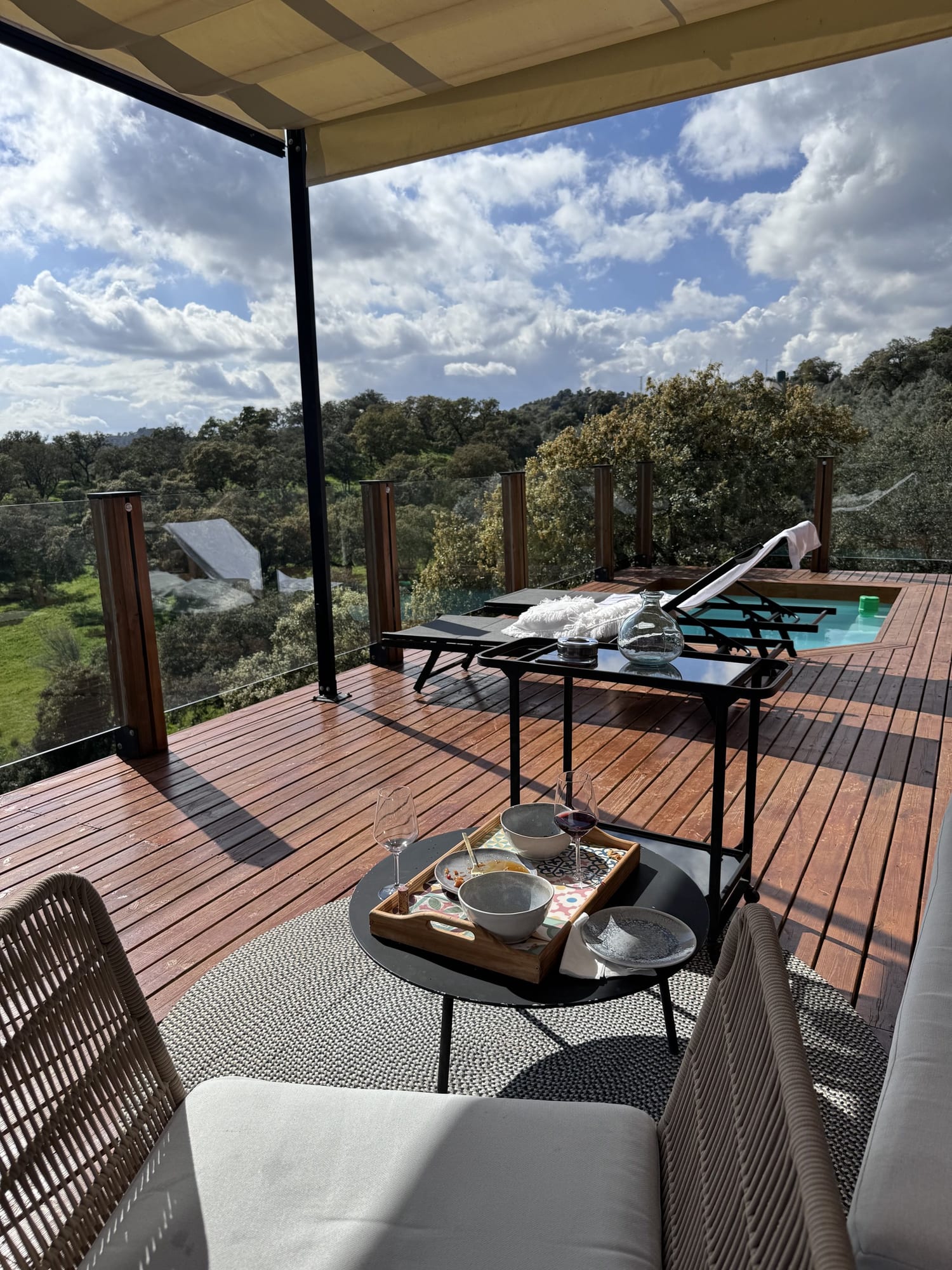 Terraza con aperitivo y piscina privada sobre la dehesa en La Dehesa Experiences