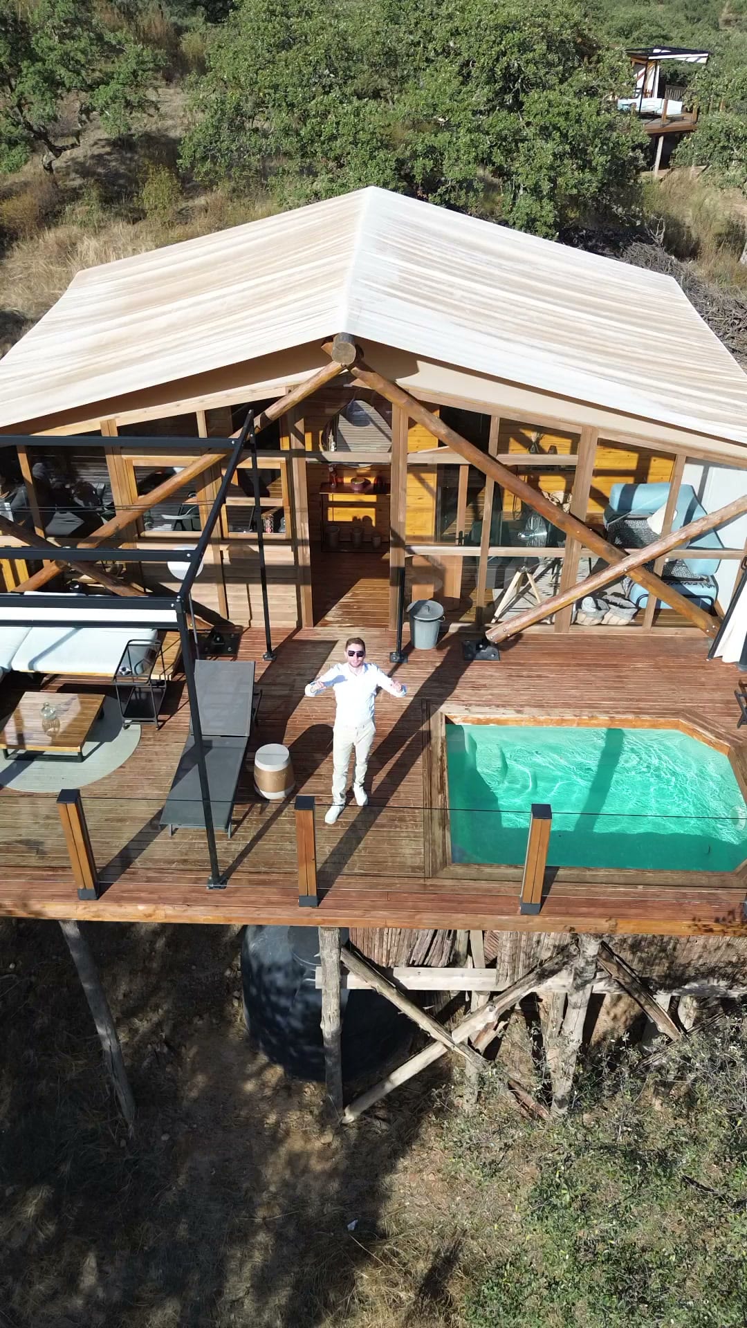 Cabaña de La Dehesa Experiences con su piscina privada vista desde el aire