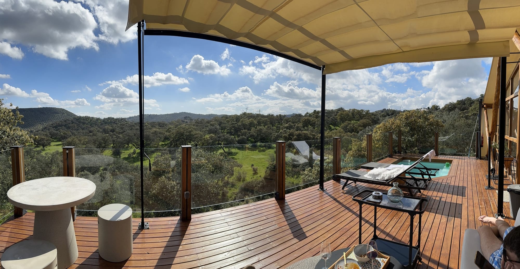 Panorámica de la terraza y la dehesa desde la cabaña de La Dehesa Experiences