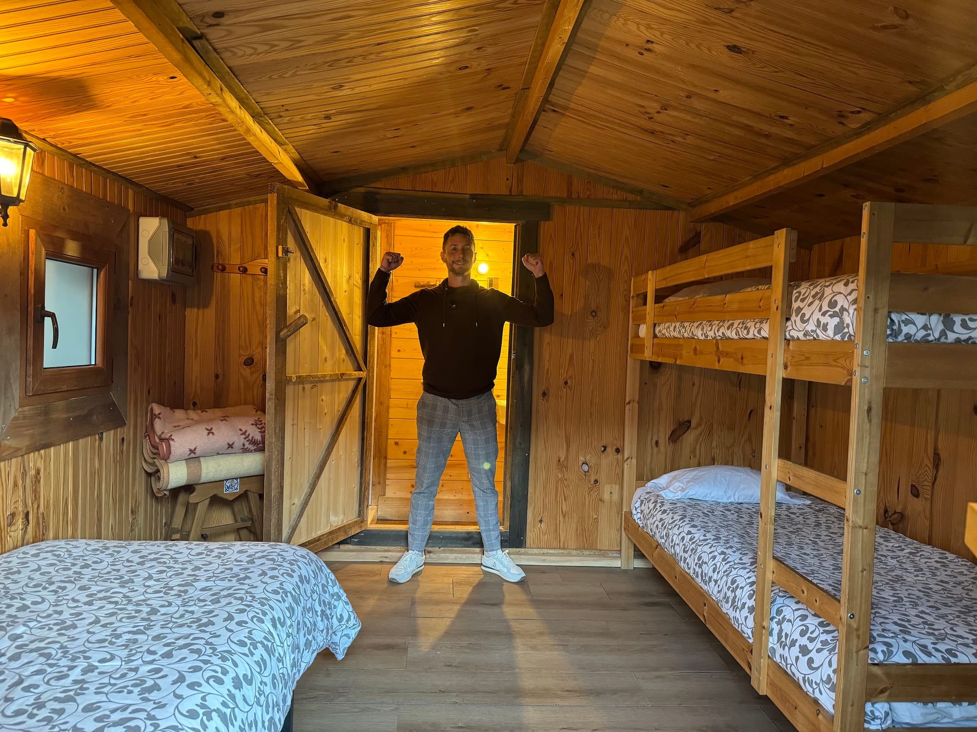 Cabaña de madera con literas y cama individual en La Posada de Cercedilla