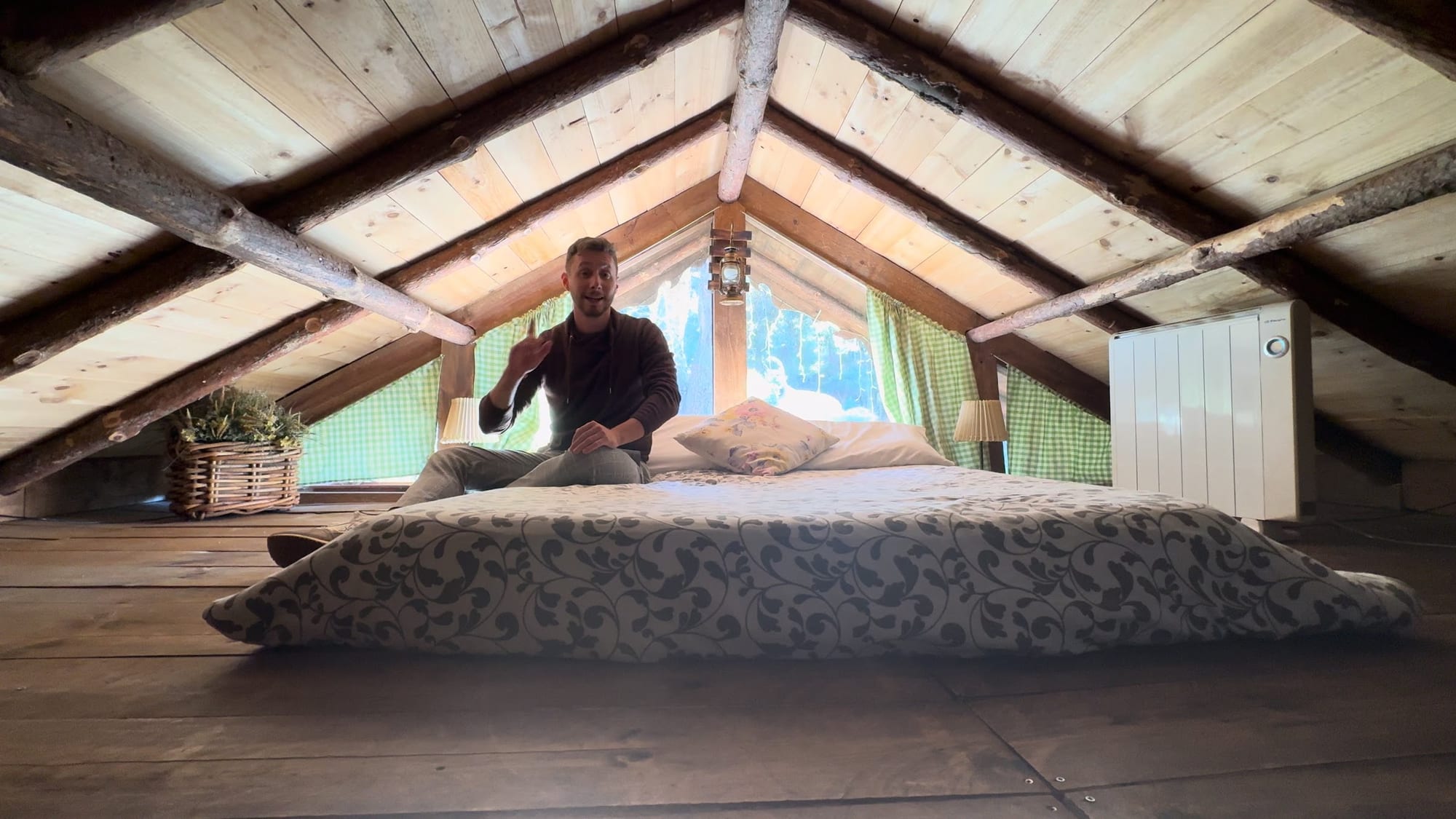 Dormitorio bajo el tejado con vigas y cama doble en La Posada de Cercedilla