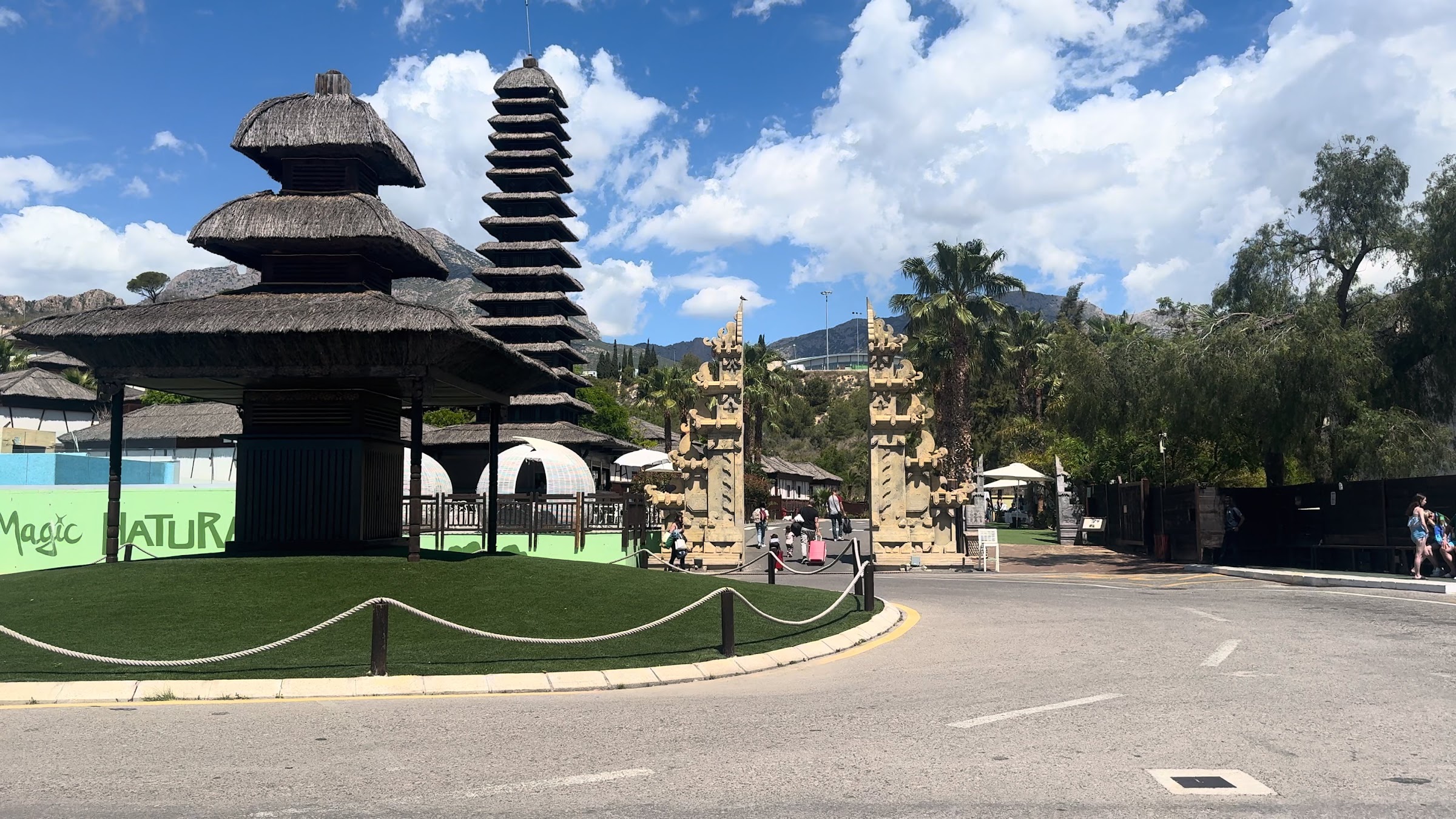 Entrada del Magic Natura en Benidorm con pagodas de estilo balinés y el cartel del resort