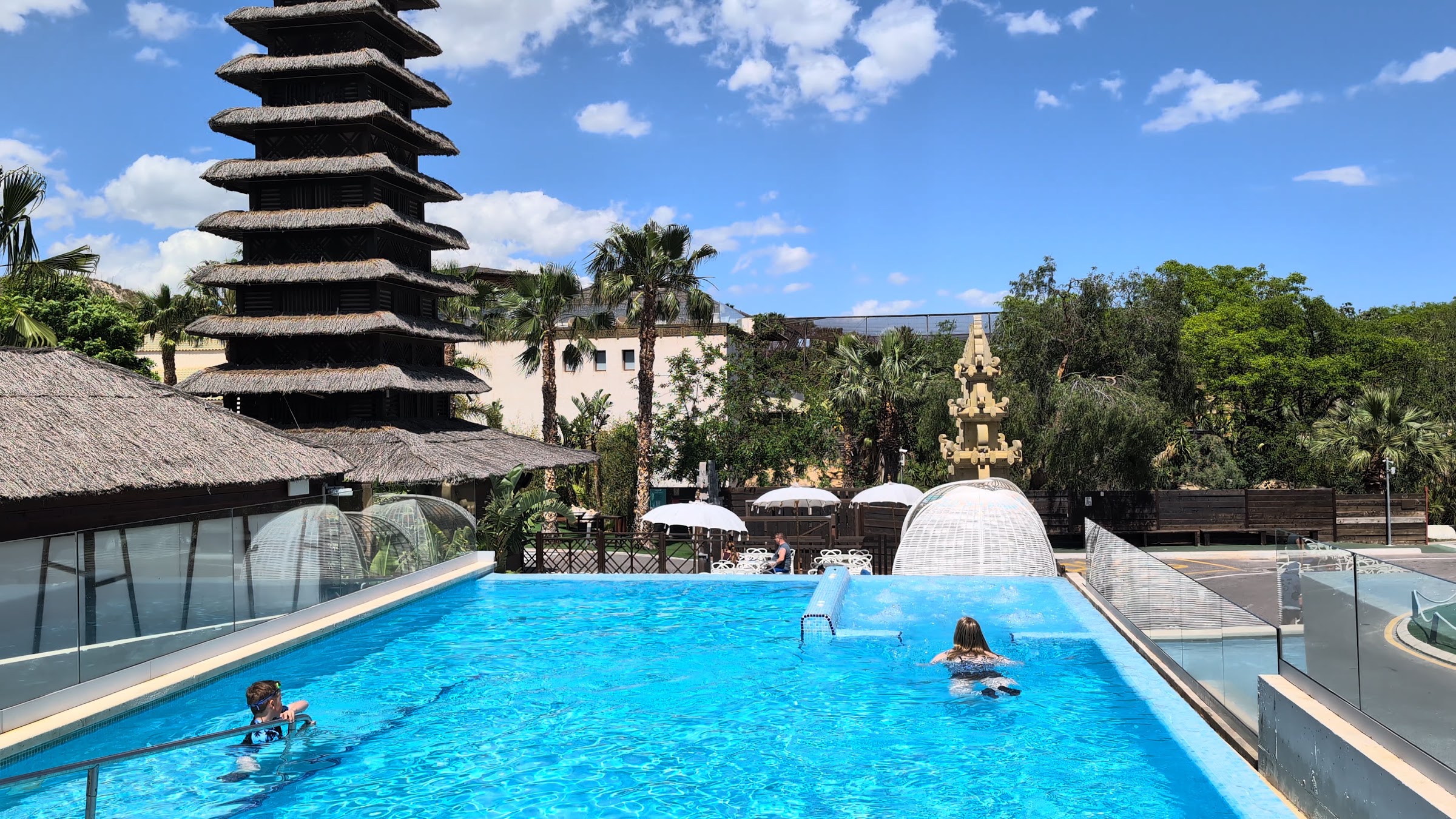 Piscina del Magic Natura con la gran pagoda balinesa y palmeras al fondo