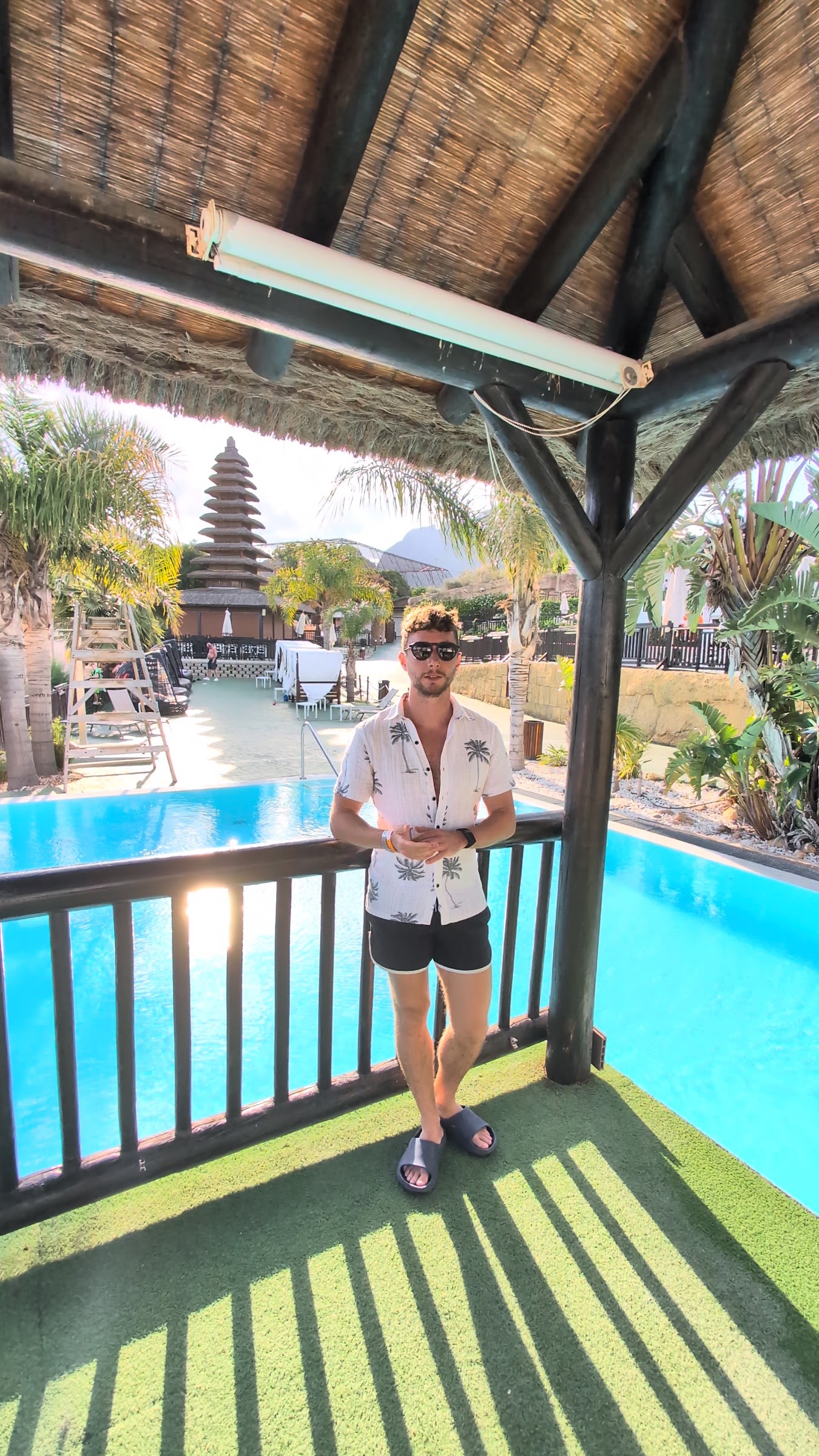 Javier Sobrino en el cenador sobre la piscina del Magic Natura, con la pagoda balinesa al fondo