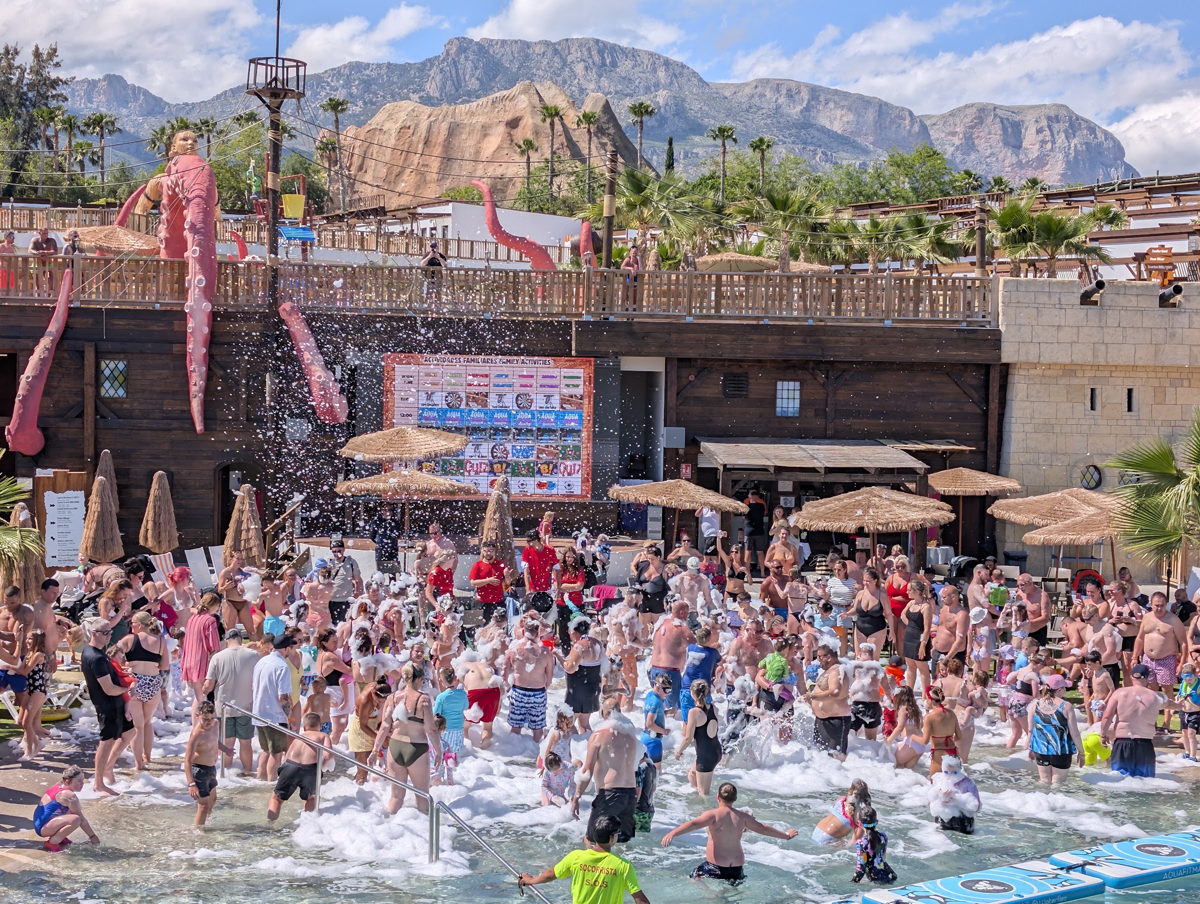 Fiesta de la espuma en la piscina del Magic Pirates Island con el pulpo gigante y la montaña