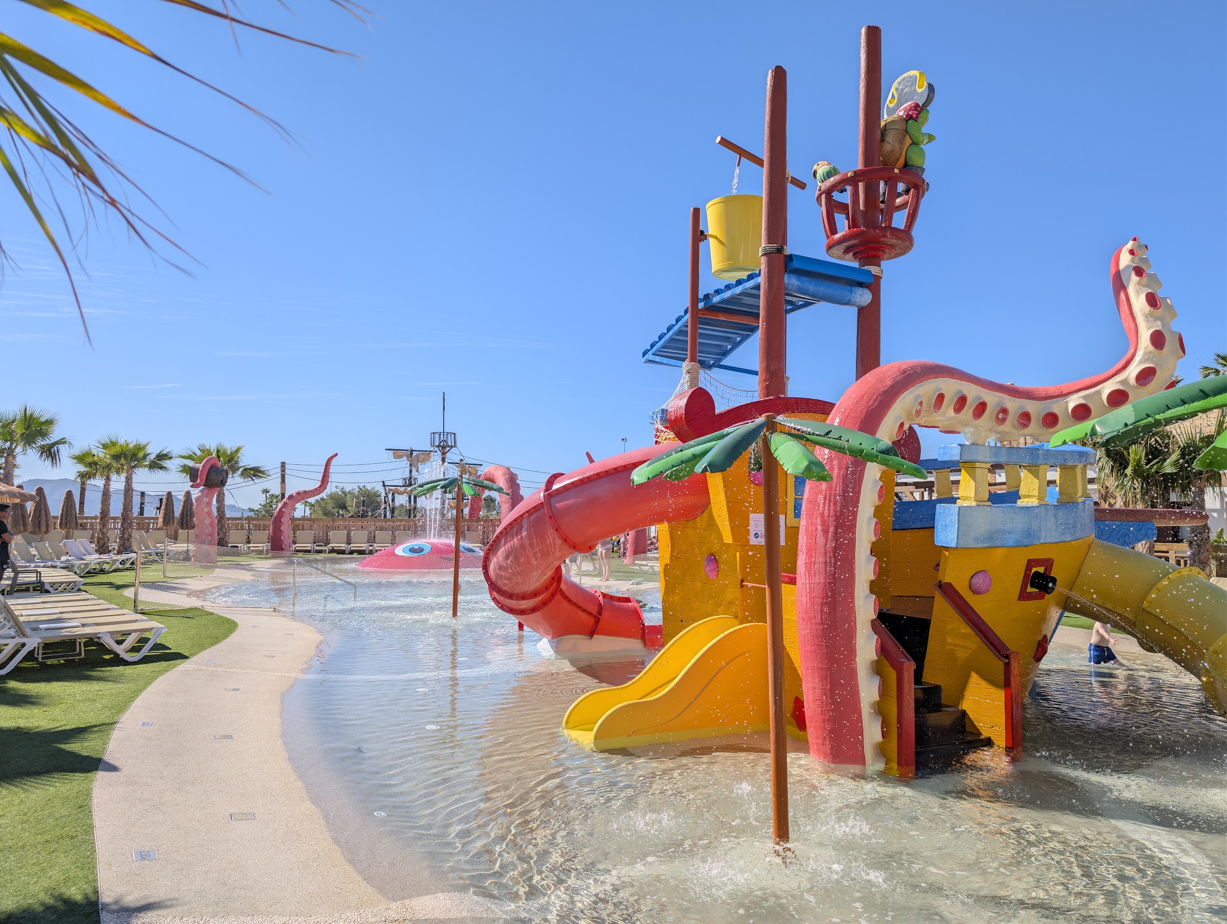 Barco pirata infantil con pulpo gigante y toboganes en la piscina de chapoteo del Magic Pirates Island