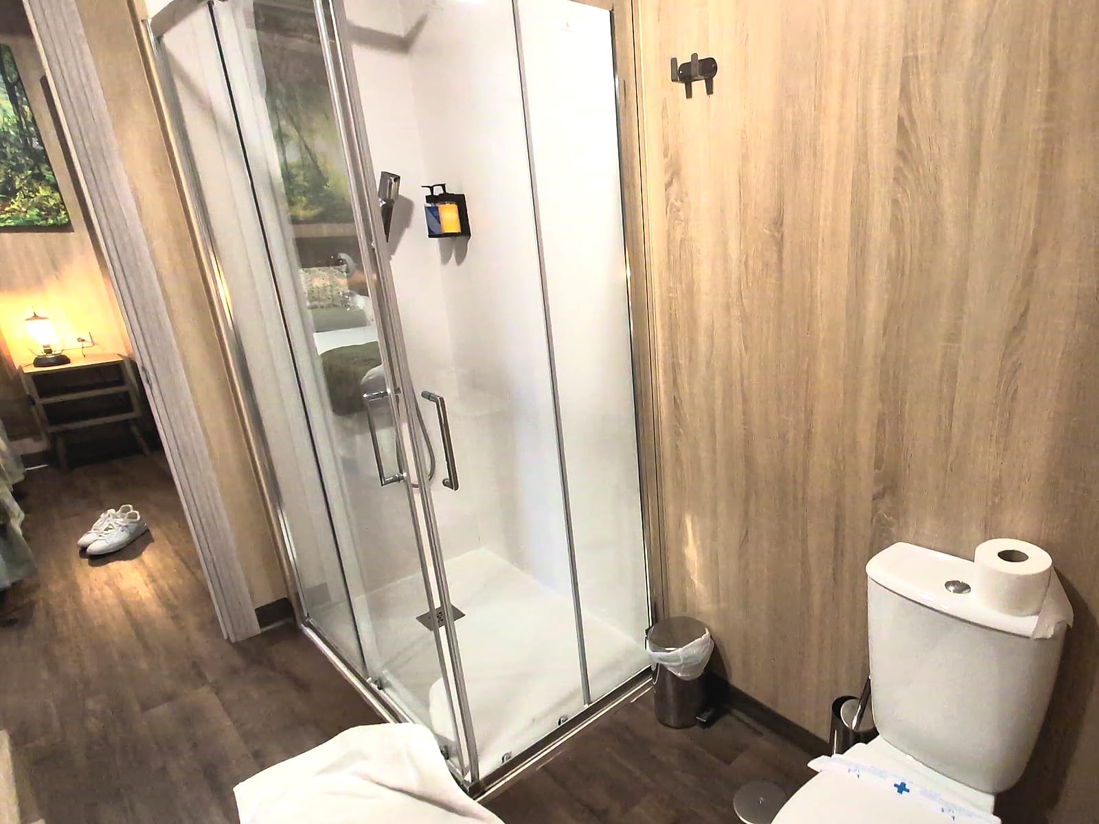 El baño de la cabaña para cuatro personas del Magic Robin Hood, con ducha de mampara