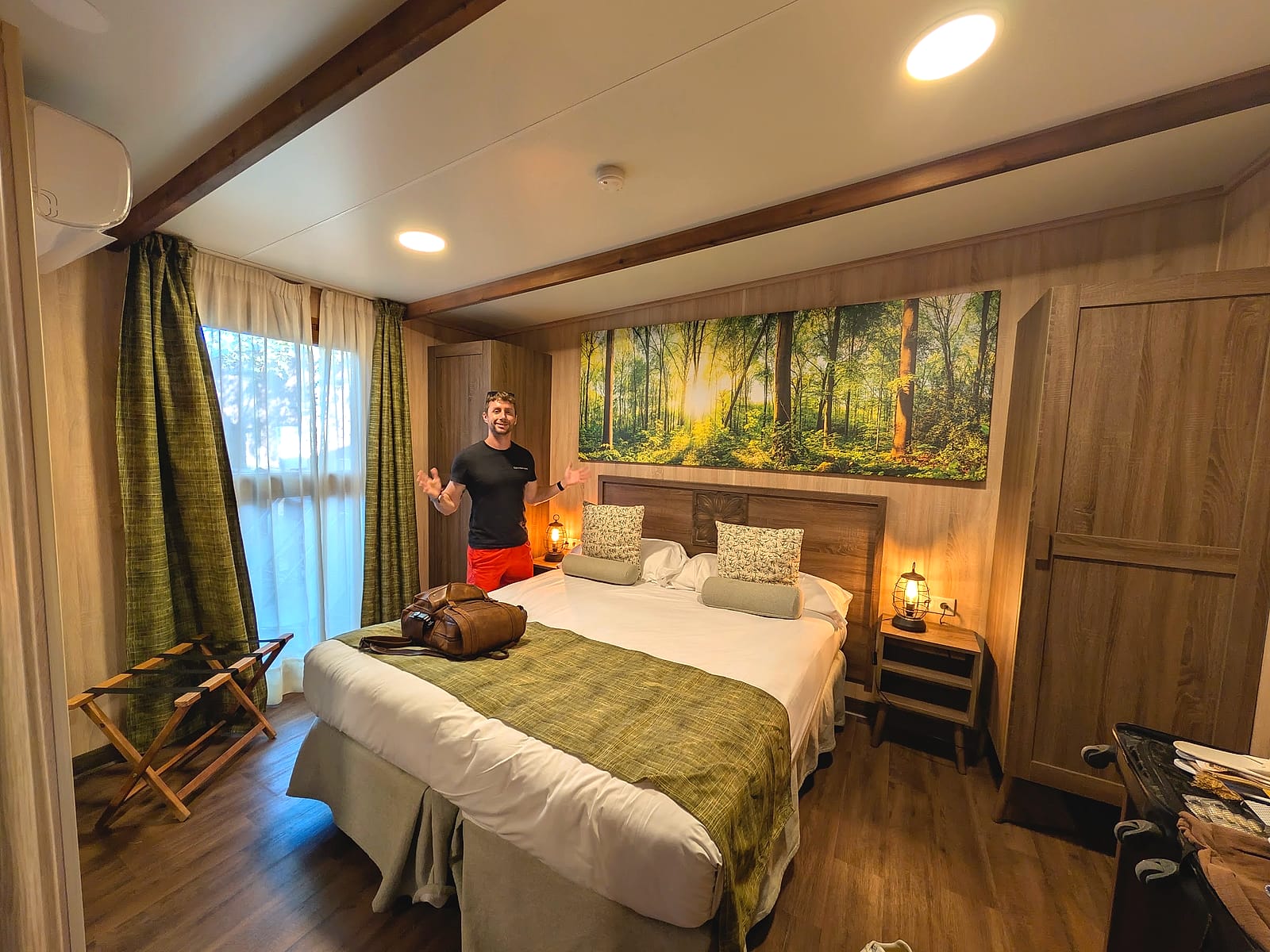 Javier Sobrino en el dormitorio de matrimonio de la cabaña para cuatro personas del Magic Robin Hood