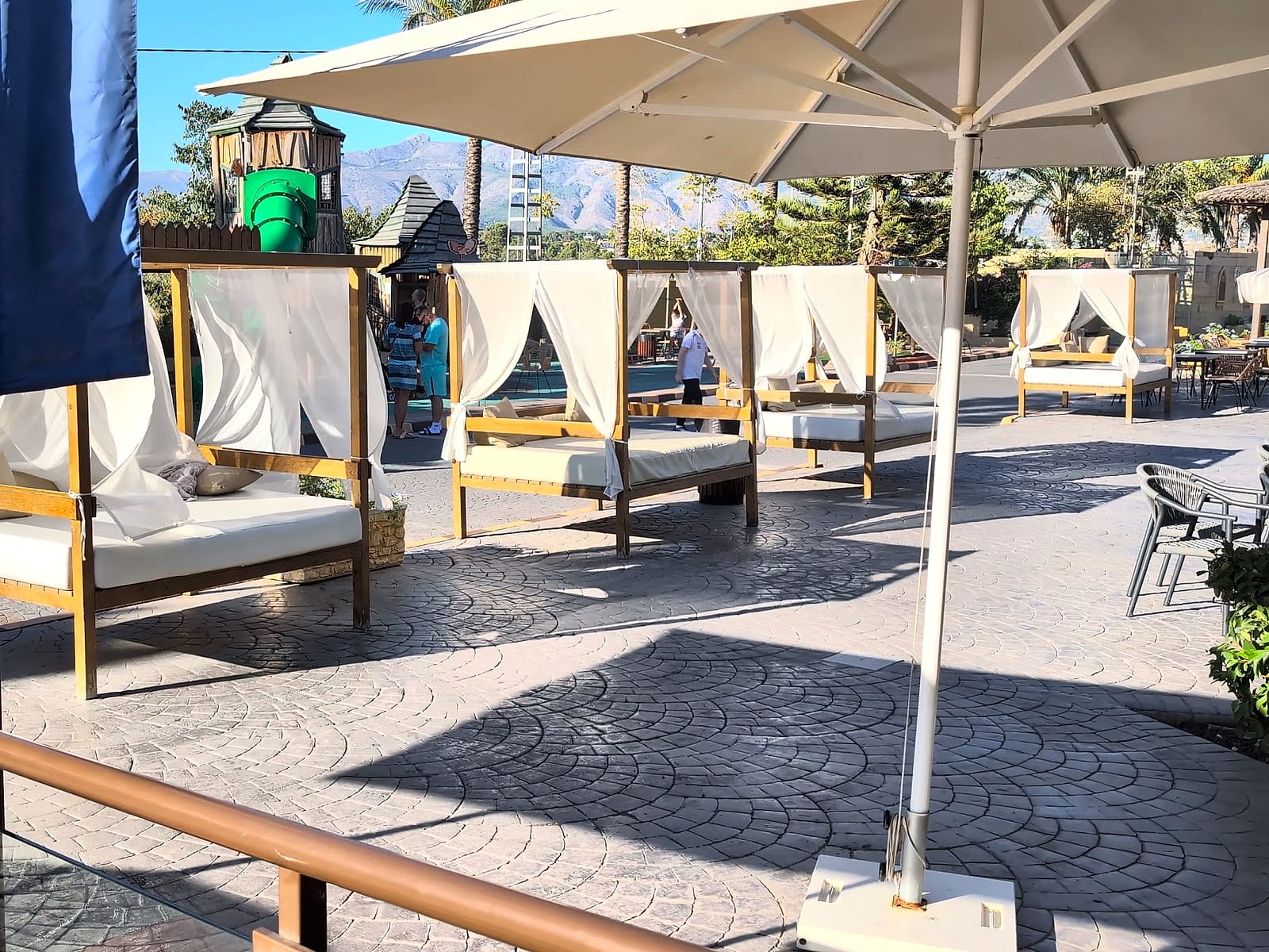 Las camas balinesas junto a la recepción del Magic Robin Hood, para esperar mientras se hace el check-in