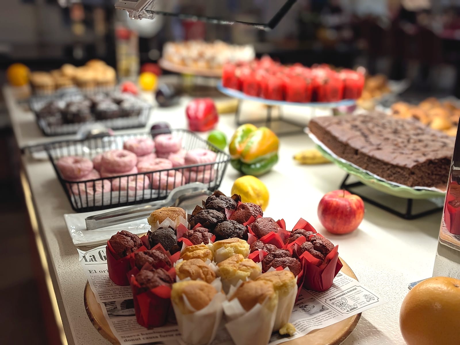 Magdalenas, donuts y bizcocho de chocolate en el desayuno del Magic Robin Hood