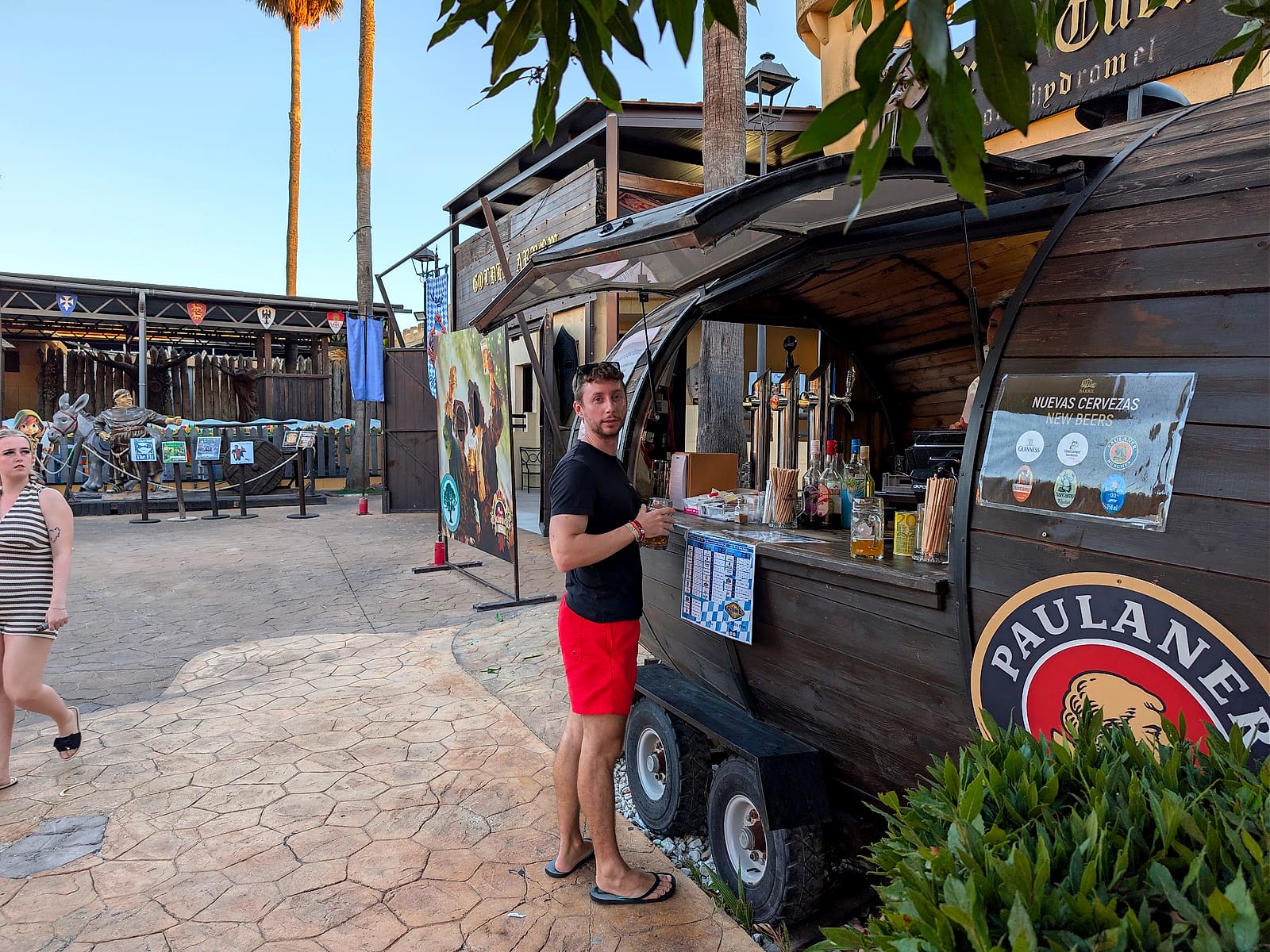 El food truck con forma de barril de cerveza Paulaner en una plaza del Magic Robin Hood