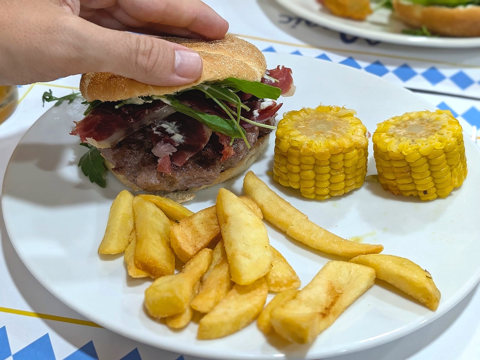 La hamburguesa que te montas tú en la cena del buffet del Magic Robin Hood, con jamón, rúcula, maíz y patatas