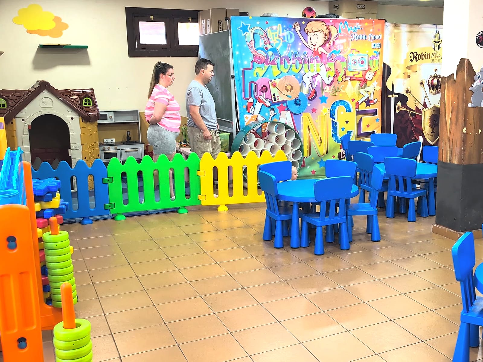 La sala interior del miniclub del Magic Robin Hood, con mesas infantiles y juegos de colores