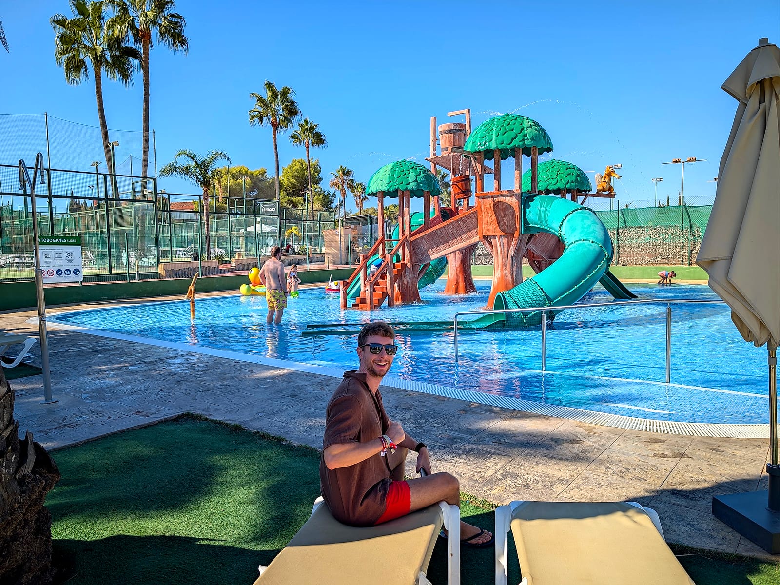 Javier Sobrino en una hamaca junto a la piscina infantil del Magic Robin Hood