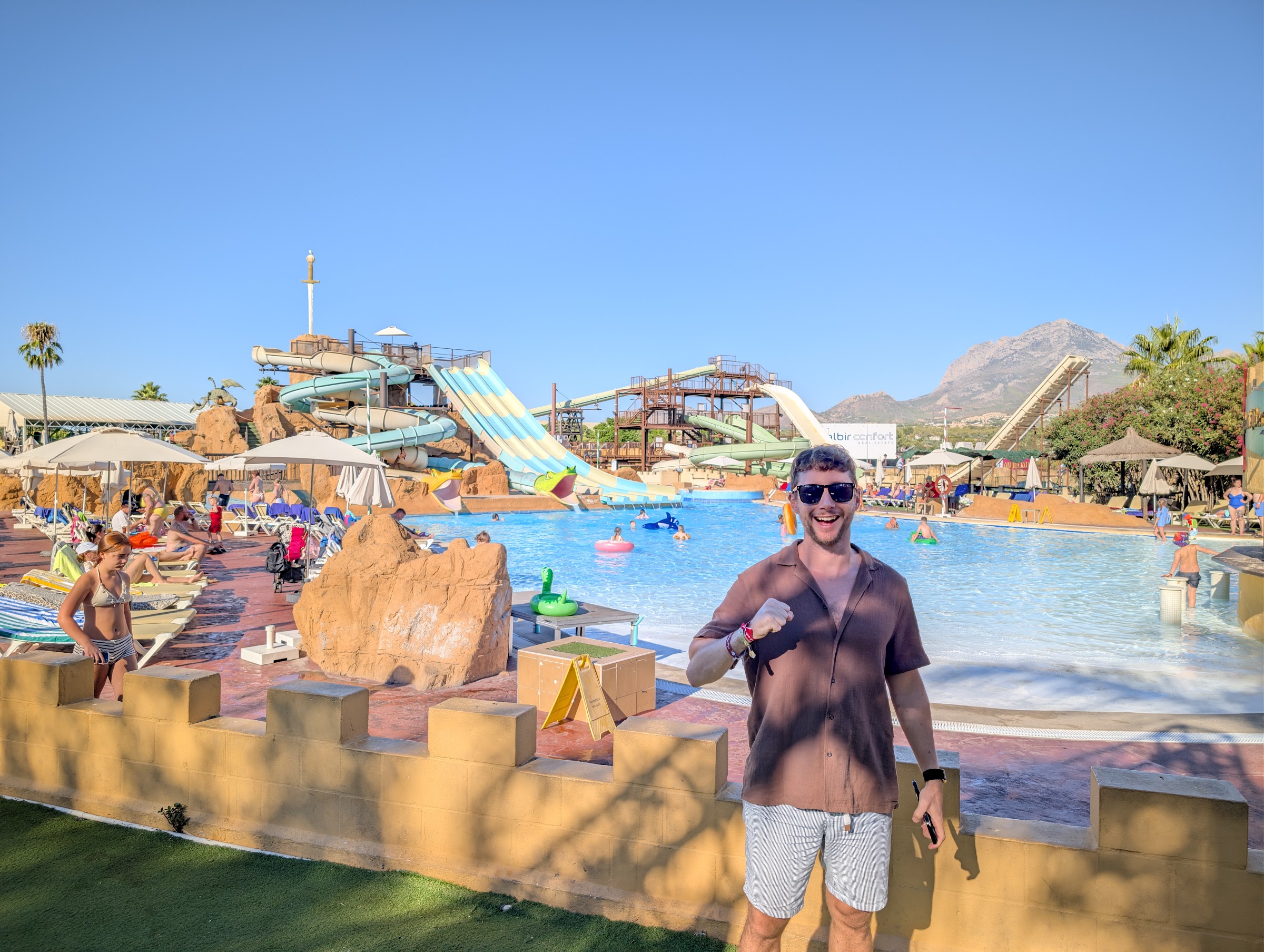 Javier Sobrino con gafas de sol ante la piscina y los toboganes del Magic Robin Hood Resort