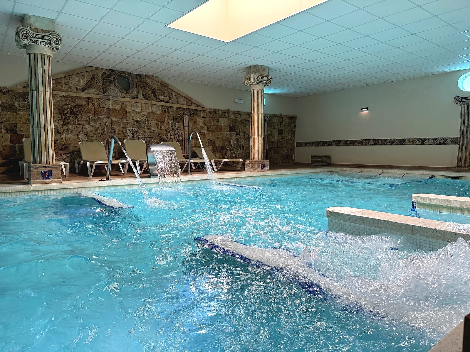 La piscina de hidromasaje del spa del Magic Robin Hood, con cascadas y columnas de estilo romano