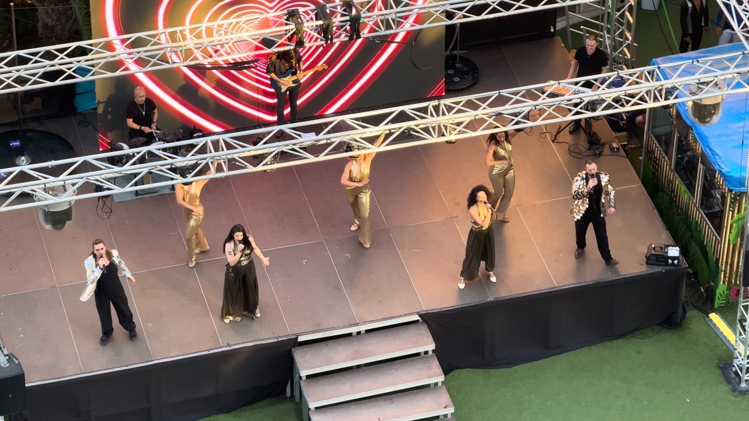 Espectáculo nocturno con bailarines en el escenario del Magic Tropical Splash visto desde arriba