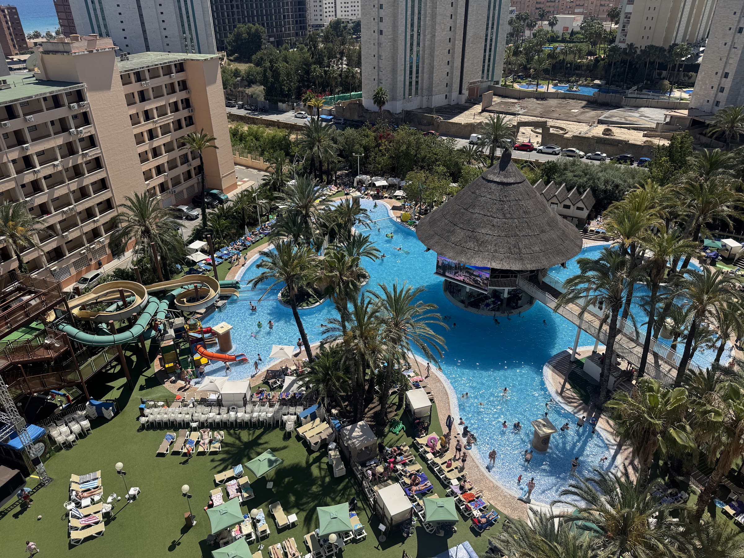 Vista aérea de la piscina estilo lago con toboganes y palmeras del Magic Tropical Splash