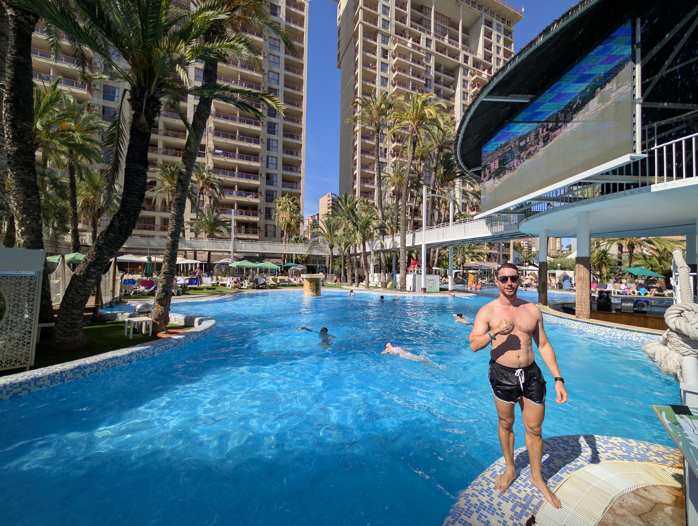 Javier Sobrino al borde de la piscina principal del Magic Tropical Splash, entre palmeras y rascacielos