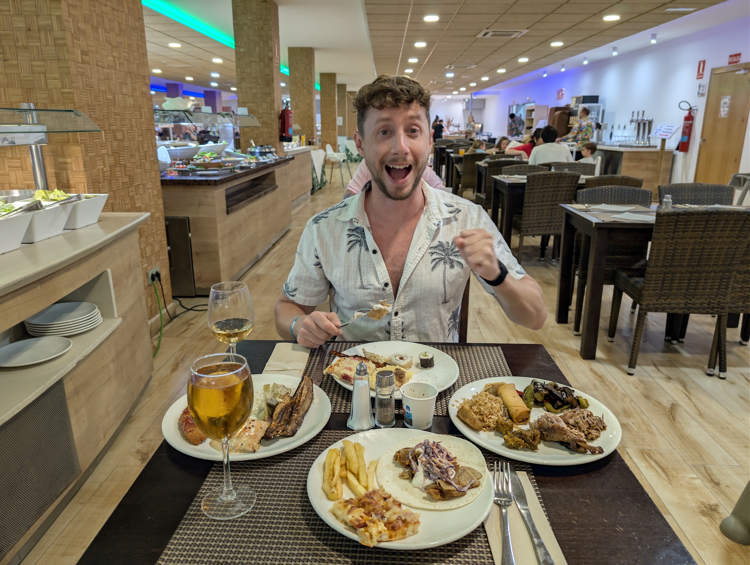 Javier Sobrino entusiasmado ante varios platos en el comedor del buffet del Magic Tropical Splash