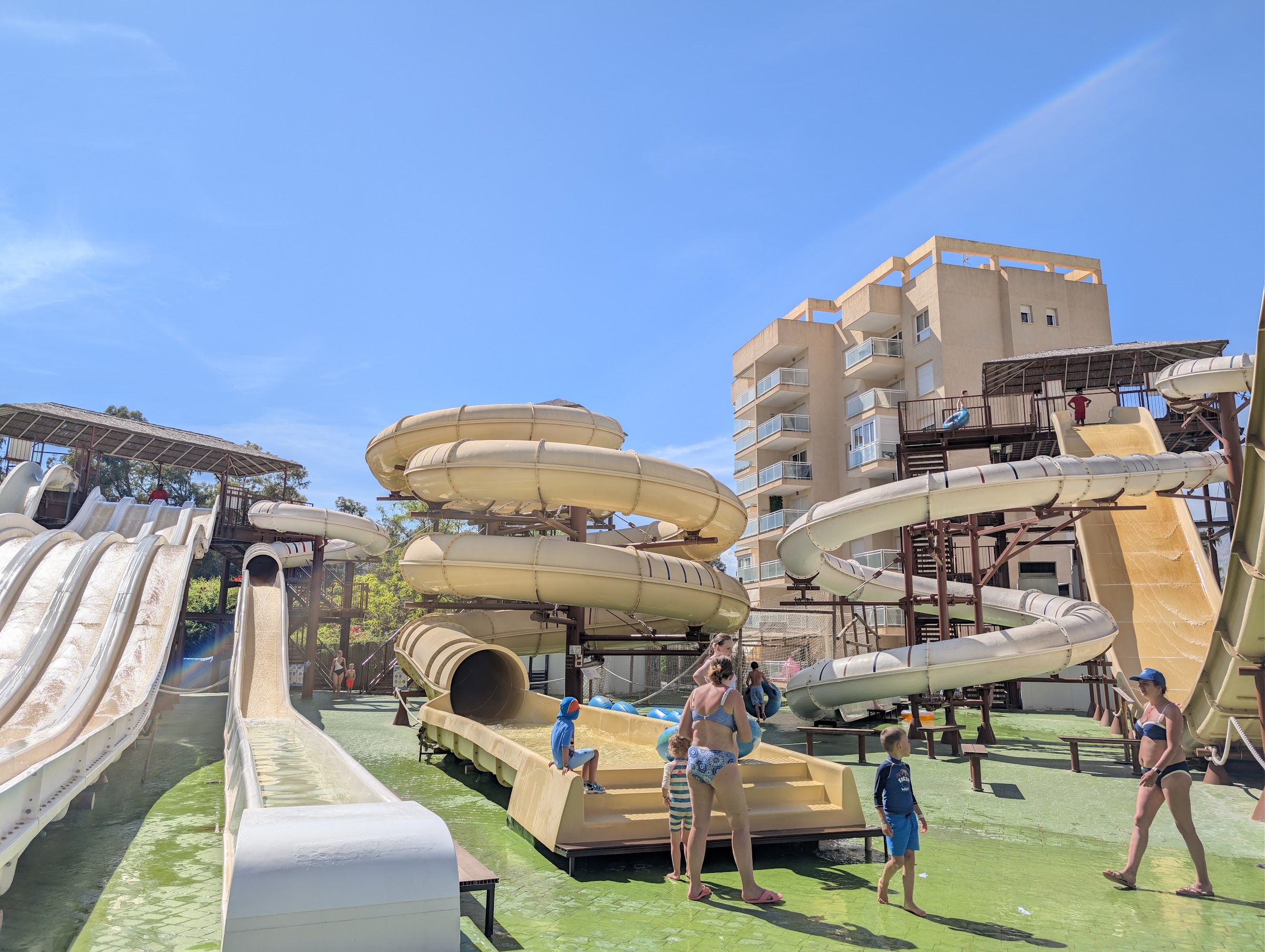 Familias y niños en el parque acuático con toboganes del Magic Tropical Splash