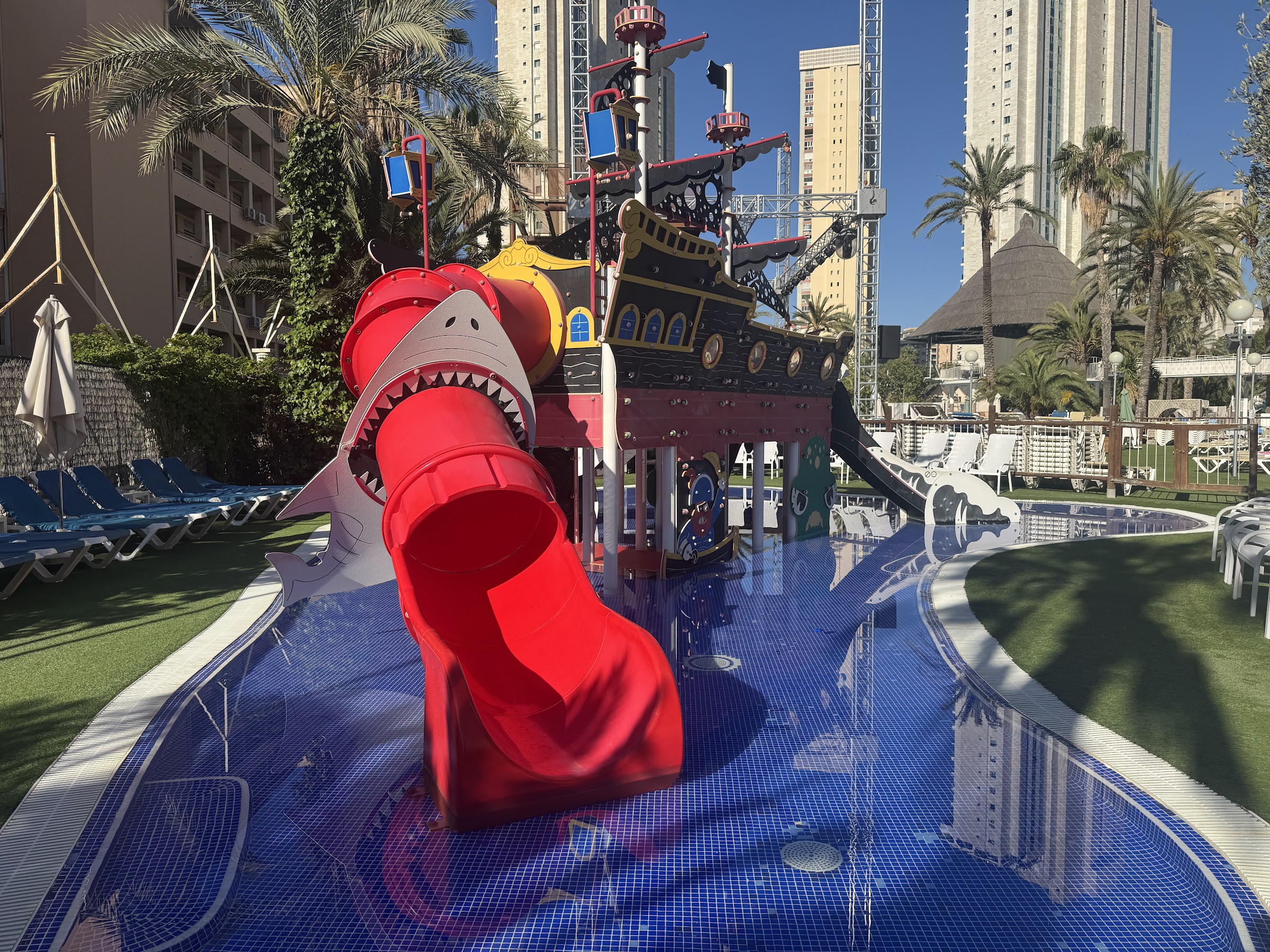 Barco pirata con tobogán rojo de tiburón en la piscina infantil del Magic Tropical Splash