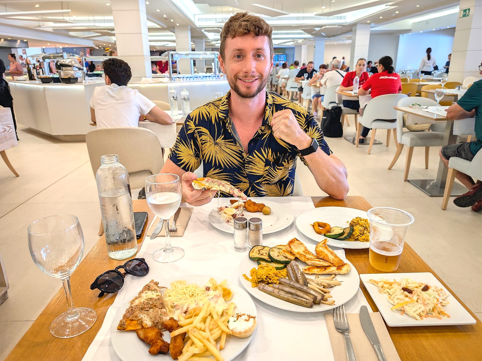 Javier Sobrino almorzando en el buffet del Mediterráneo Bay, con la mesa llena de platos