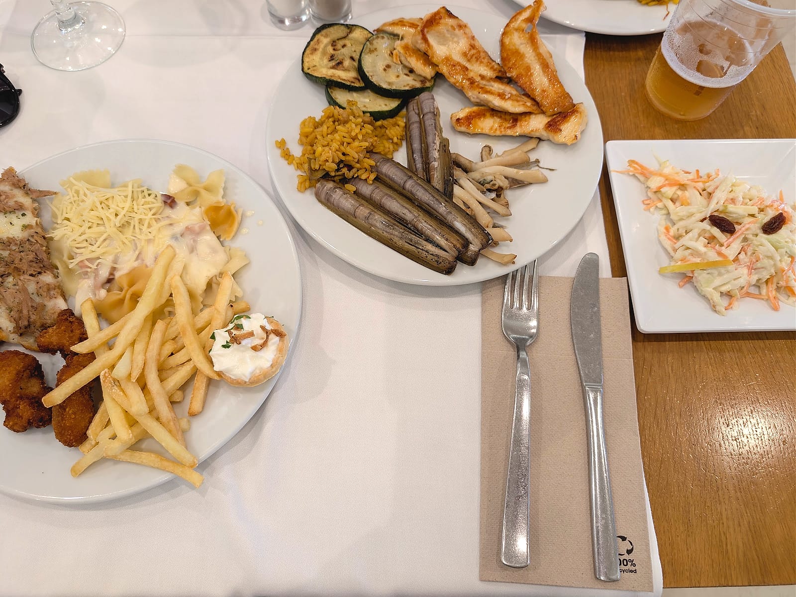 Platos del buffet del Mediterráneo Bay: navajas, pollo, calabacín, arroz y patatas